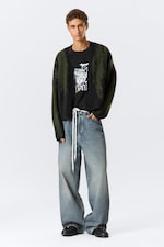 Schwarz/Dunkles Khakigrün - Boxy Strick-Cardigan mit Grafikprint - 1