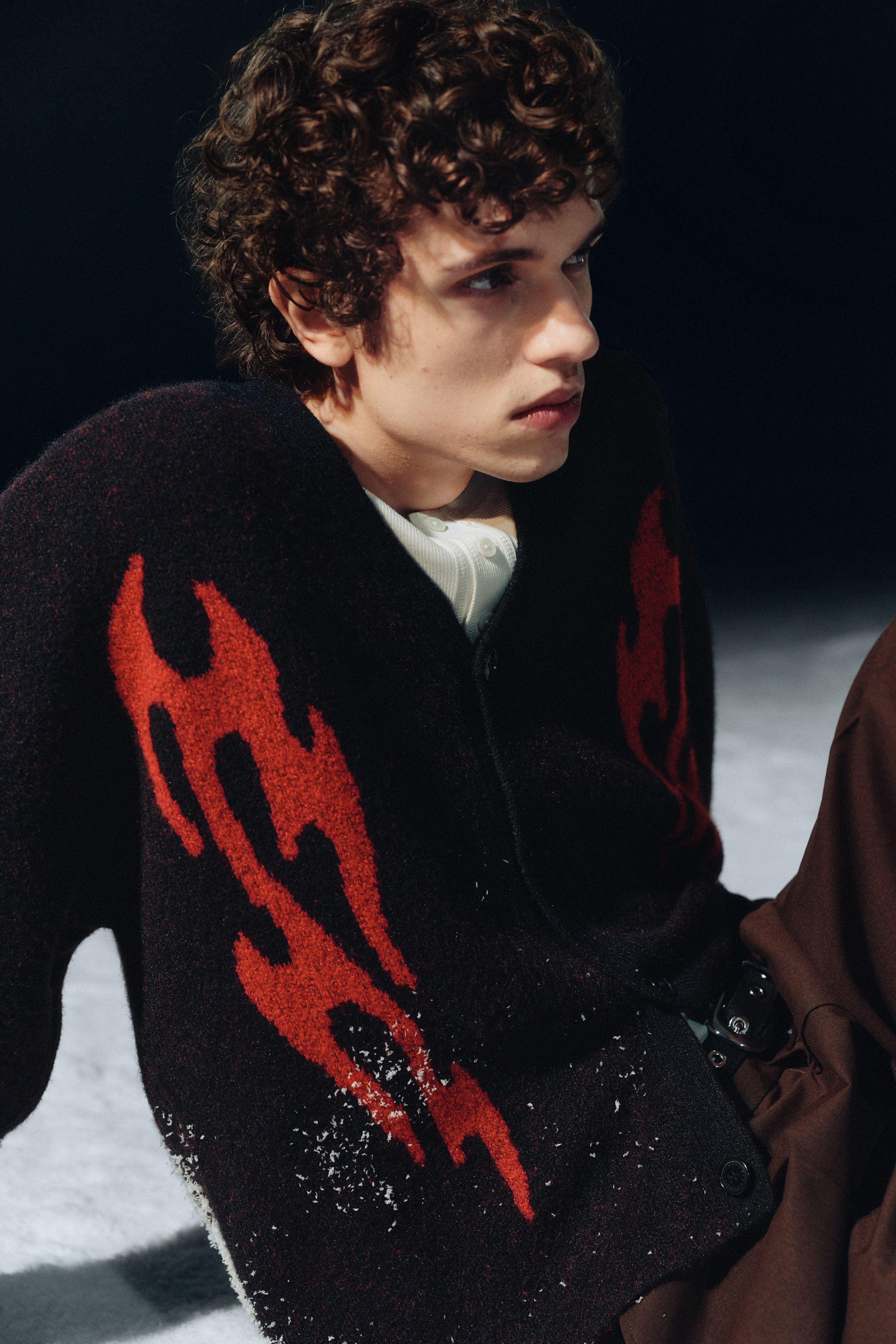 Schwarz - Rote Flammen - Boxy Strick-Cardigan mit Grafikprint - 3