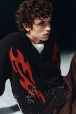 Schwarz - Rote Flammen - Boxy Strick-Cardigan mit Grafikprint - 3