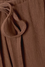 Braun - Lockere Hose mit mittlerer Bundhöhe und Volants - 5