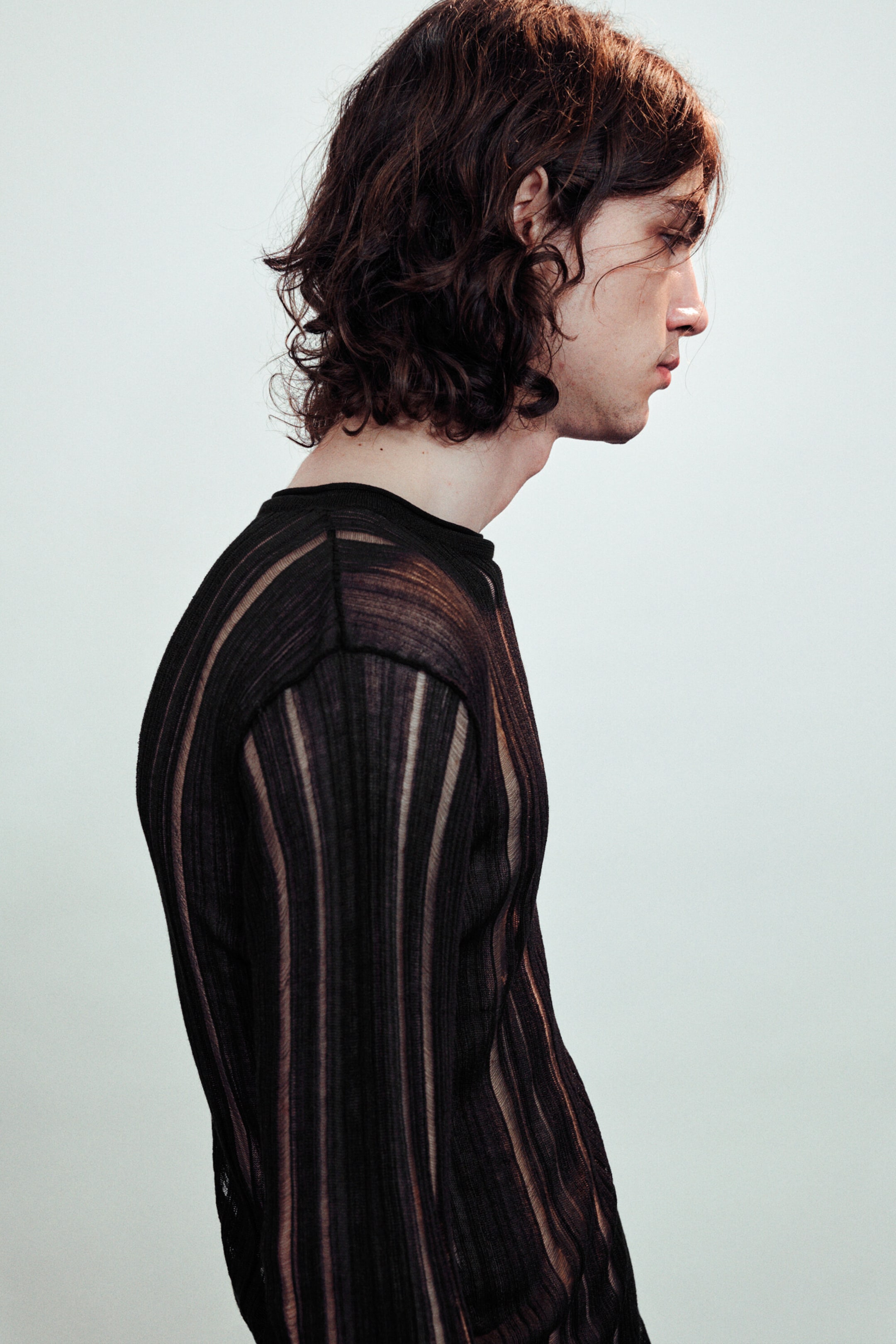 Schwarz - Figurbetontes Langarmshirt in Tear-Knit-Optik - 2