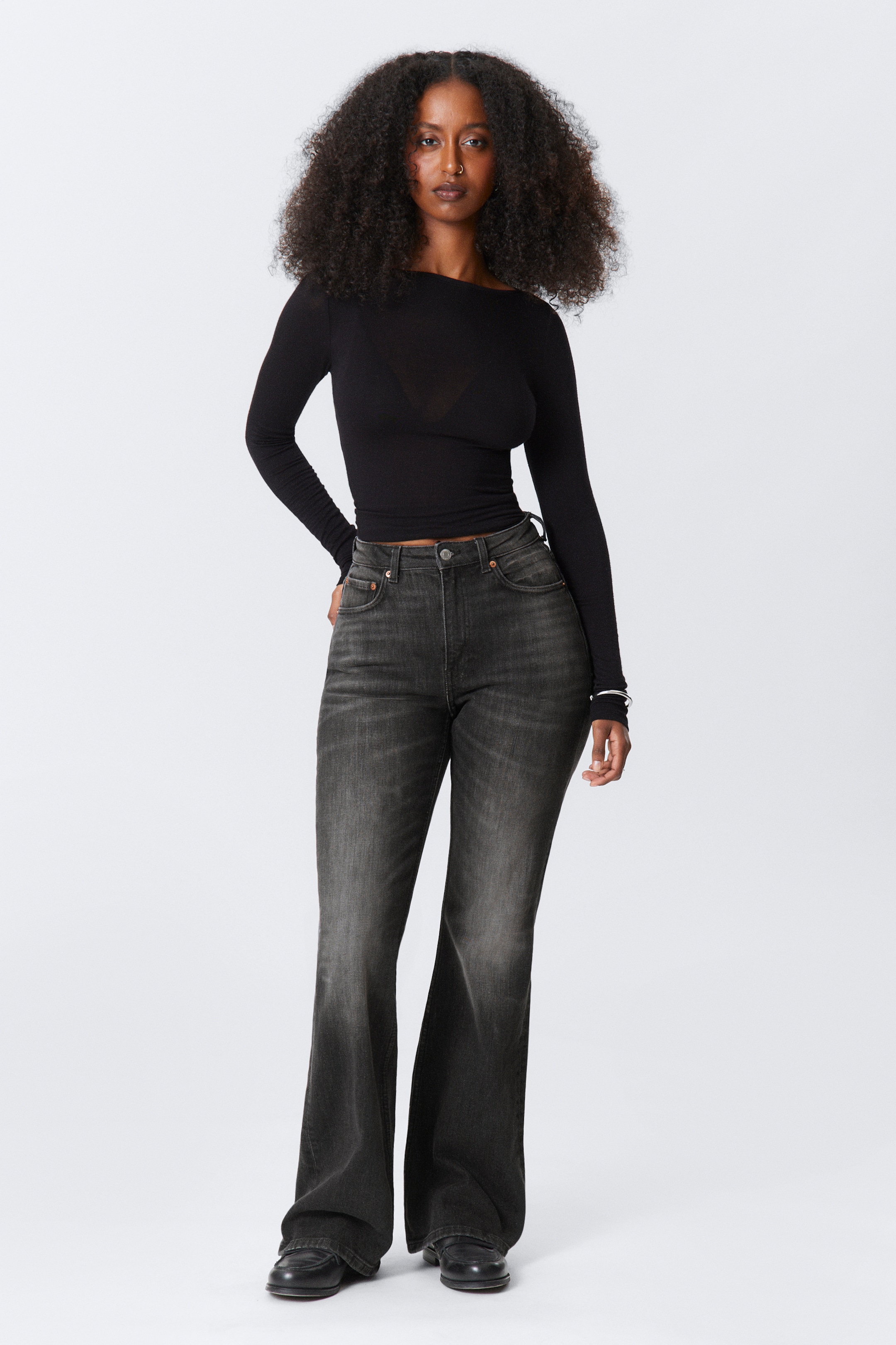 Ver imagen más grande: Vaqueros acampanados de tiro alto Glow Curve - Black Web - Negro - MUJER | H&M ES 1