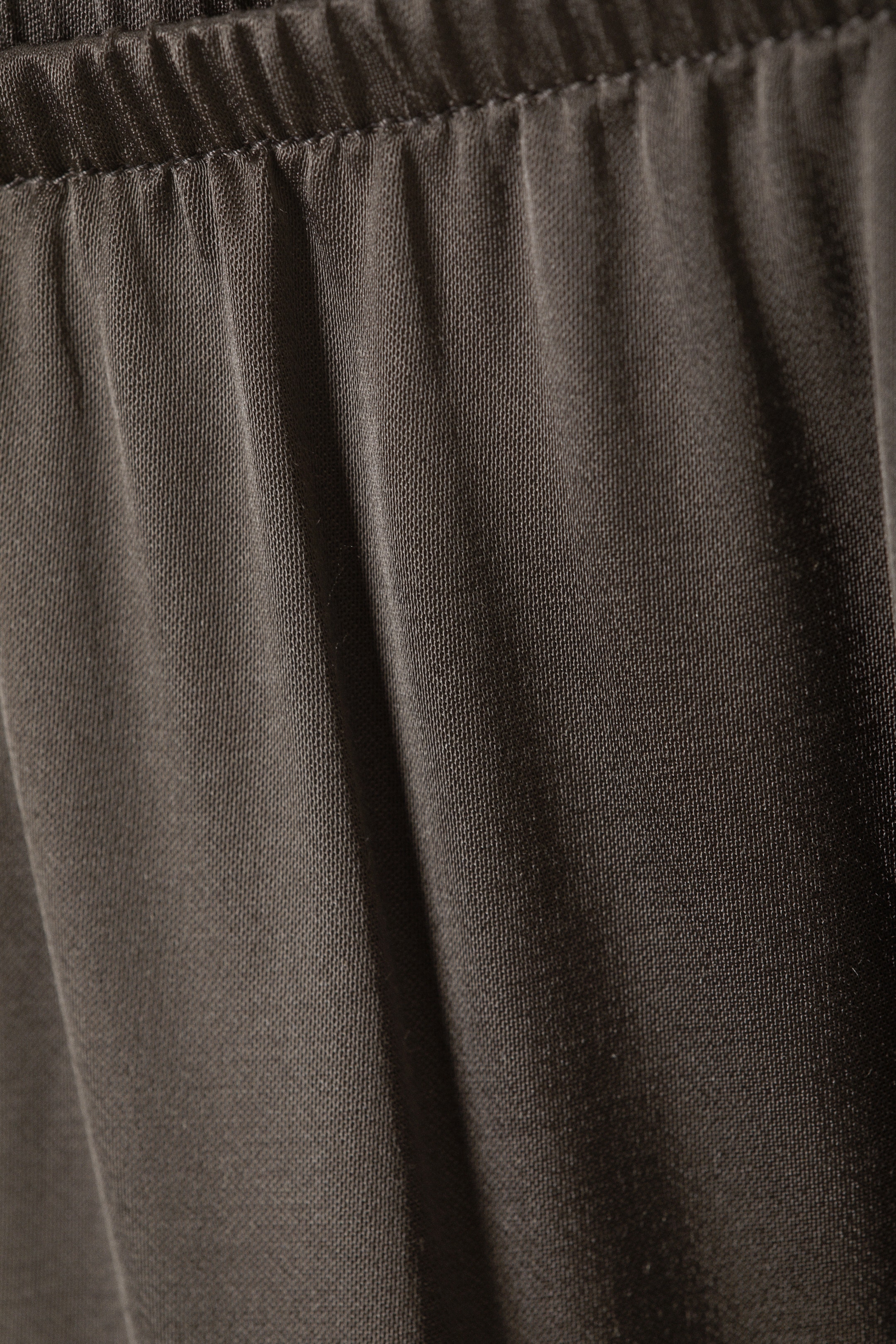 Zobrazit větší obrázek: Draped Wide-Leg Satin Trousers - Dark Mole - ŽENY | H&M CZ 2