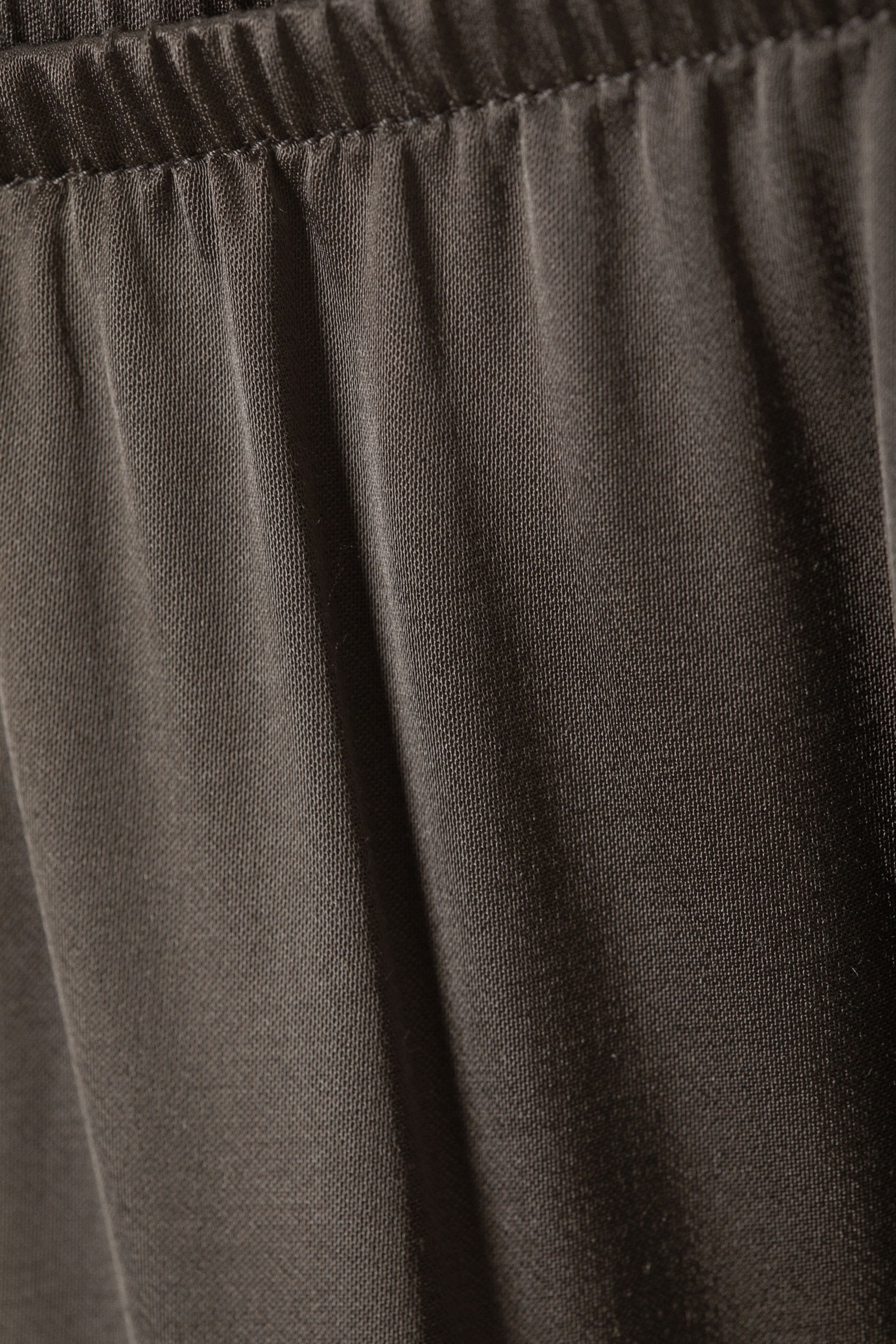 Donkertaupe - Gedrapeerde satijnen broek met wijde pijpen - 5
