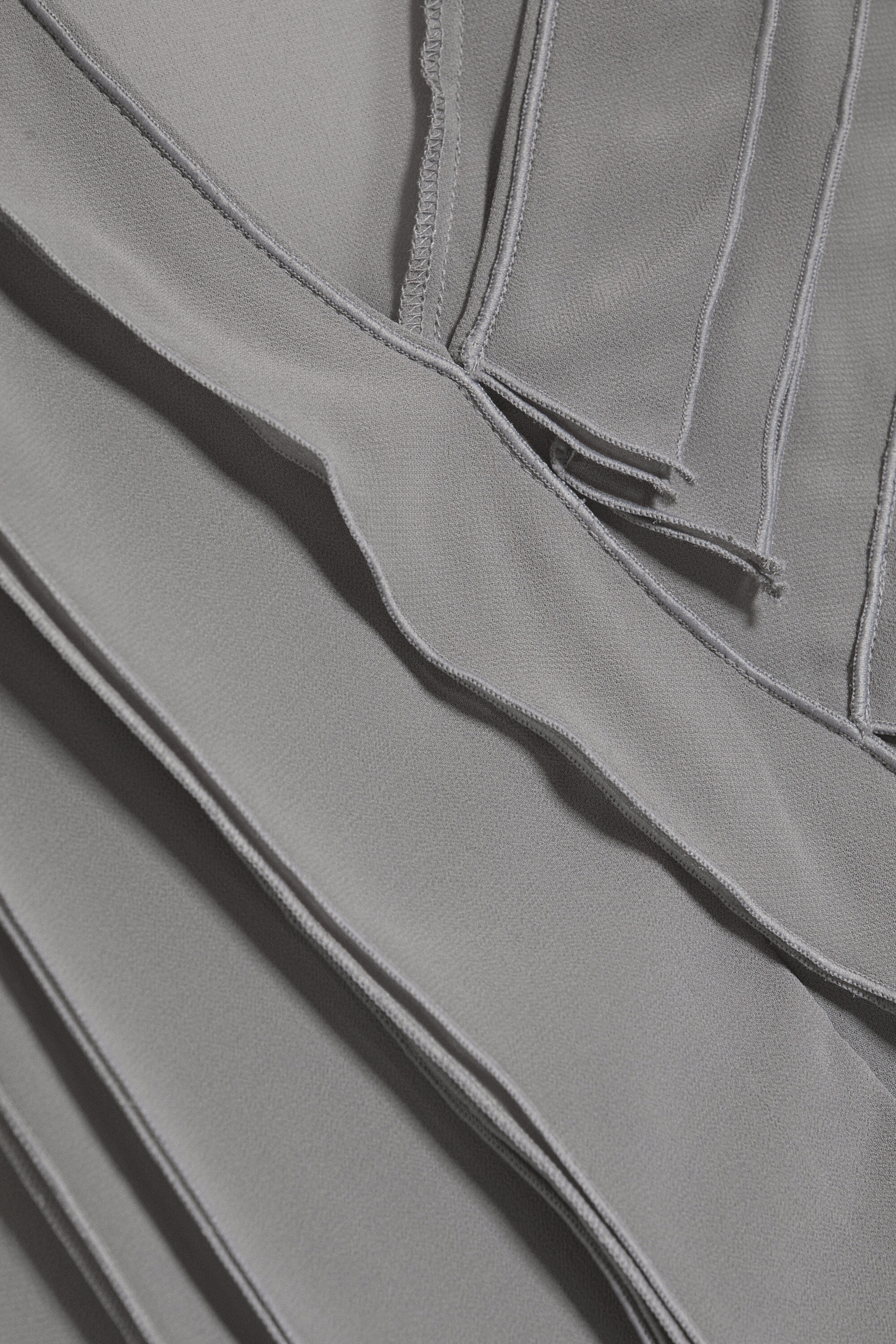 Staubiges Grau - Drapiertes Kleid mit V-Ausschnitt - 2