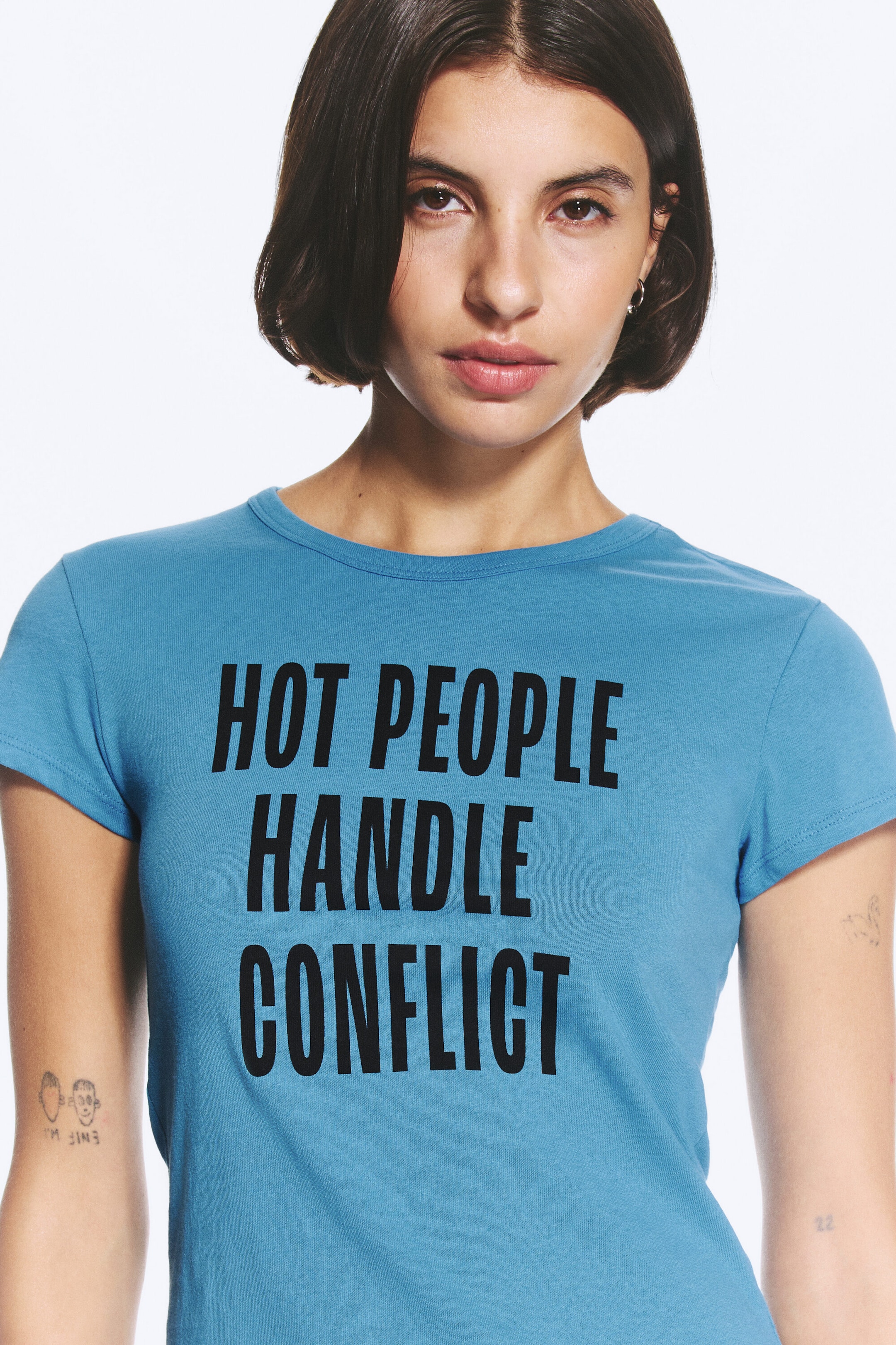 Blue - Boxy T-Shirt mit Print und kurzen Ärmeln - 2