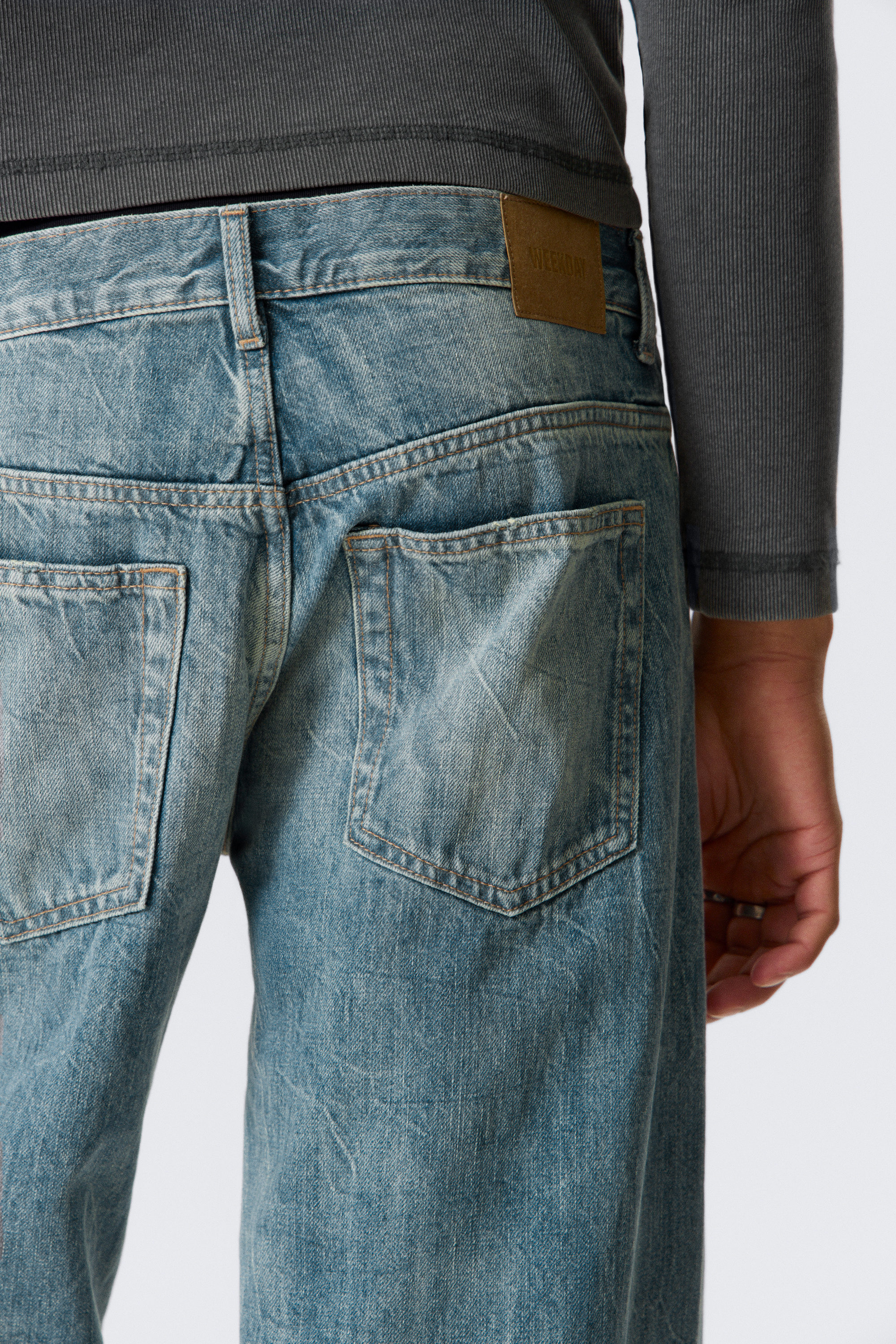 BoTT Loose-Fit Jean サイズ34 Washed Blue Faded Mid Blue Loose Fit Jeans. – WATC STUDIO