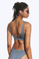 Taubenblau - Schimmer - Bikini-Top mit tiefem Ausschnitt zum Überziehen - 2