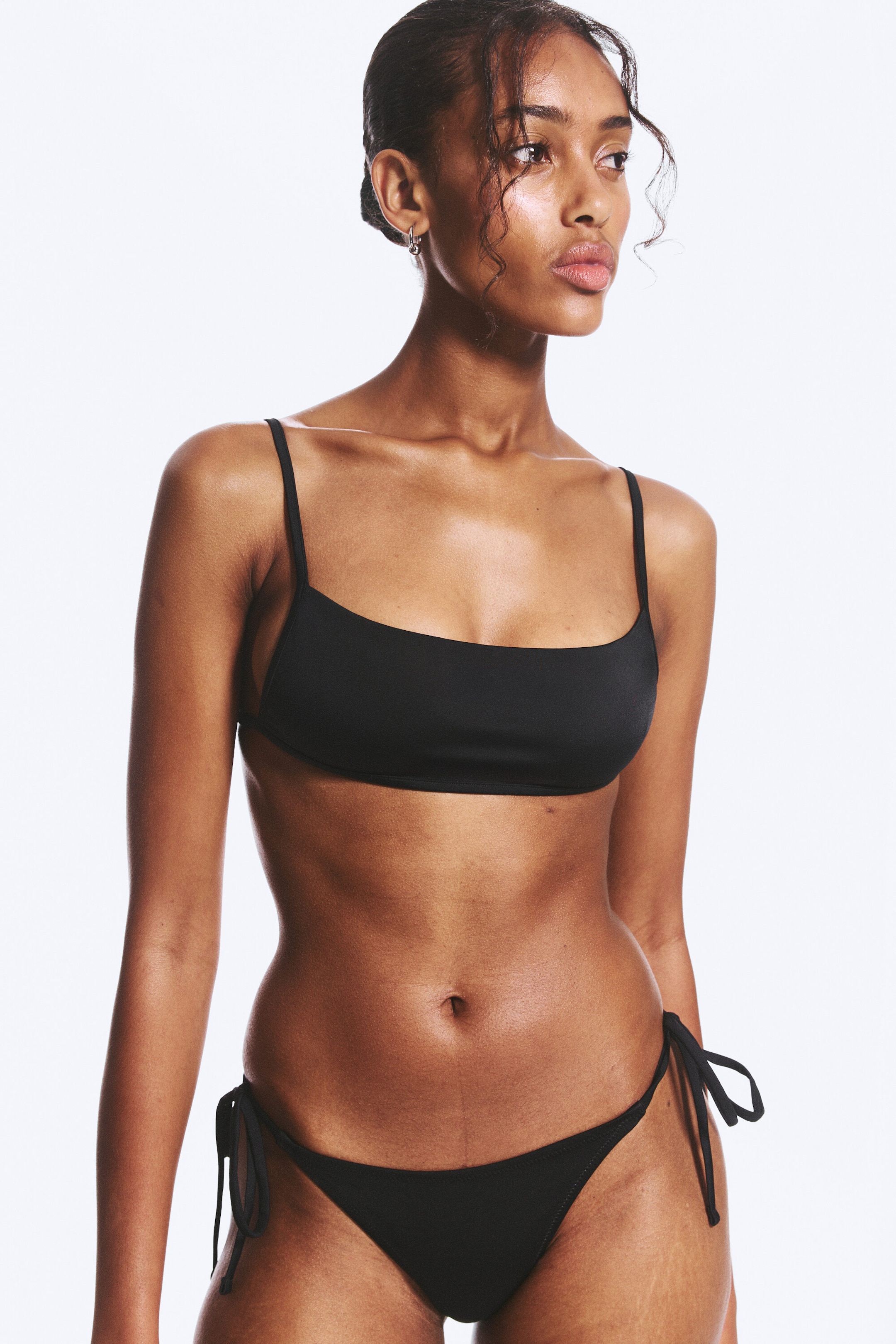Schwarz - Bikini-Top mit eckigem Ausschnitt und Trägern - 1