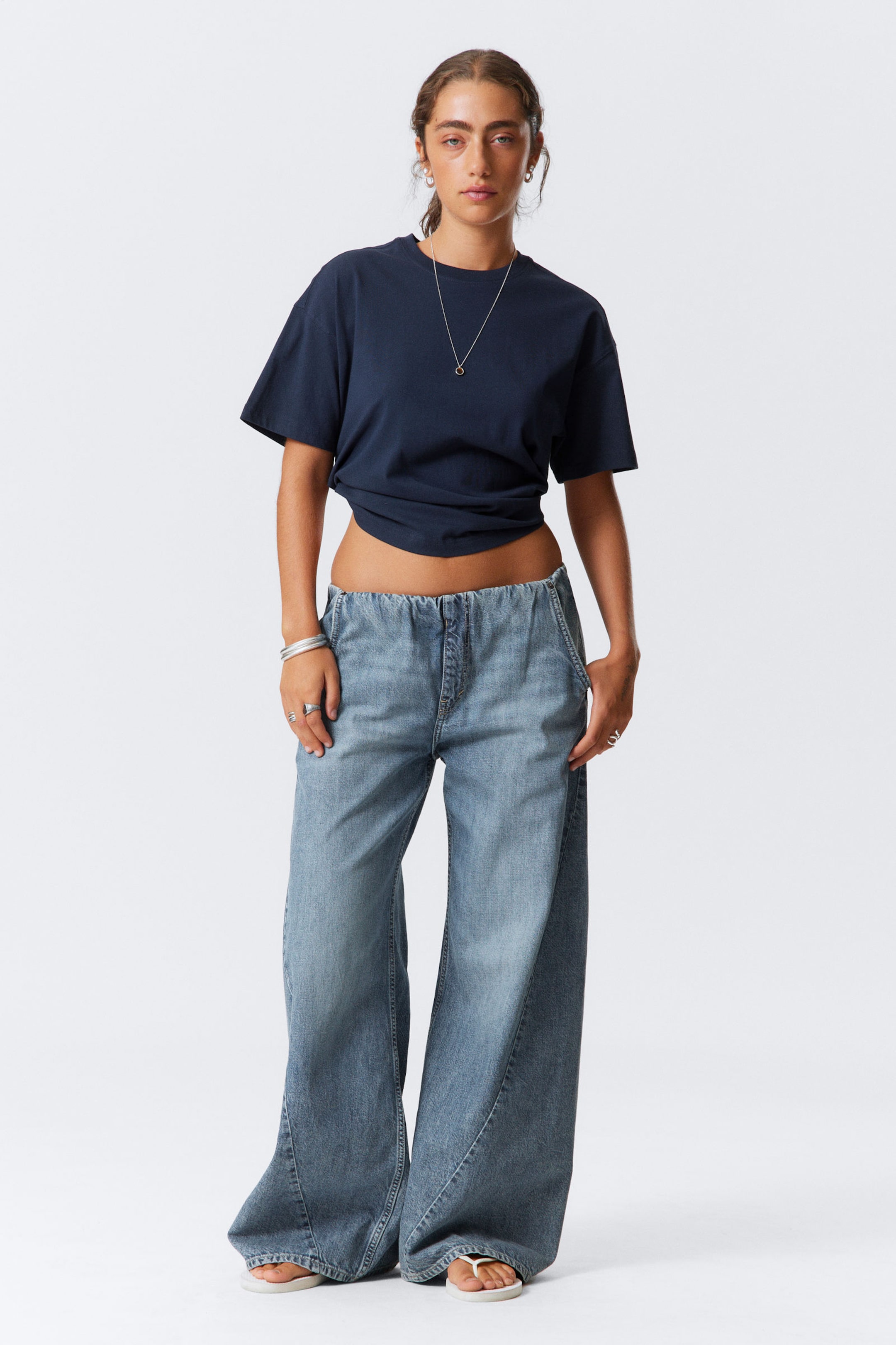 Torn Blue - Mellanblå - Lågmidjade joggers i denim med lös passform - 1