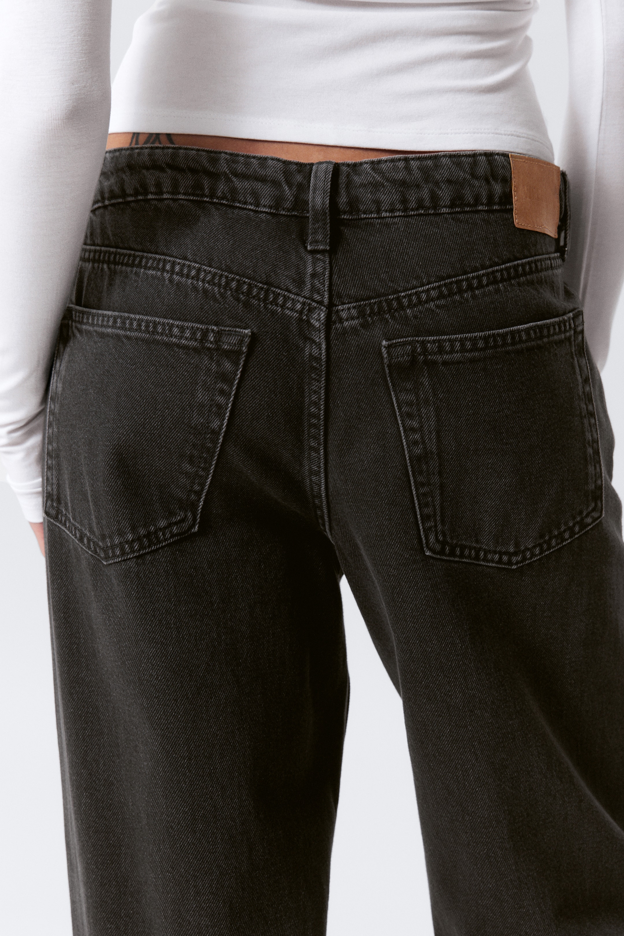 Visa större bild: Ample Low Waist Loose Wide Leg Jeans - Ink Black - Svart - DAM | H&M FI 4