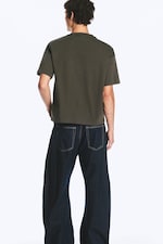 Dunkles Khakigrün - T-SHIRT MIT ENTSPANNTER PASSFORM - 2