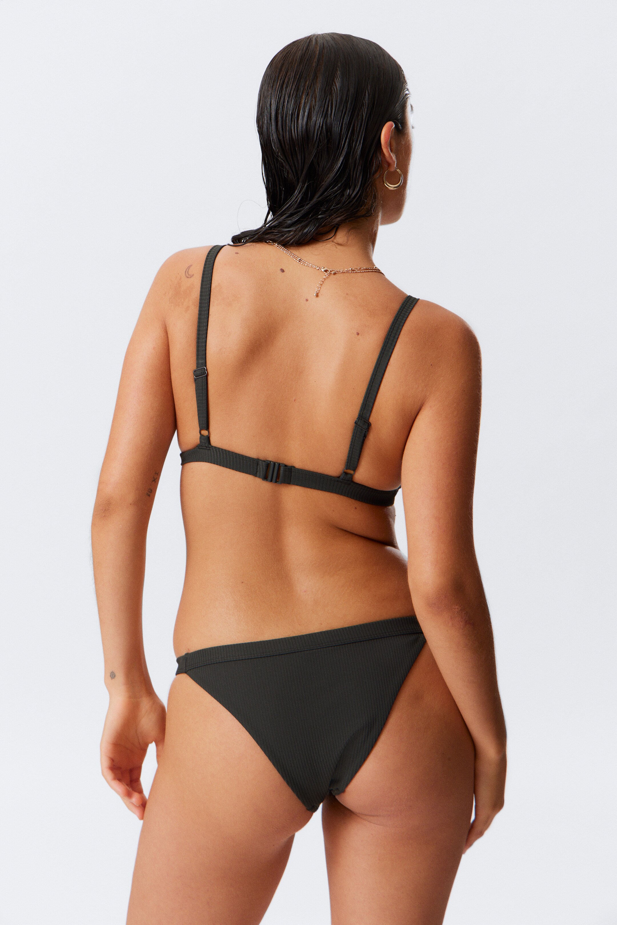 Visa större bild: Ribbad bikinitopp med v-ringning - Mörkgrå - DAM | H&M SE 4