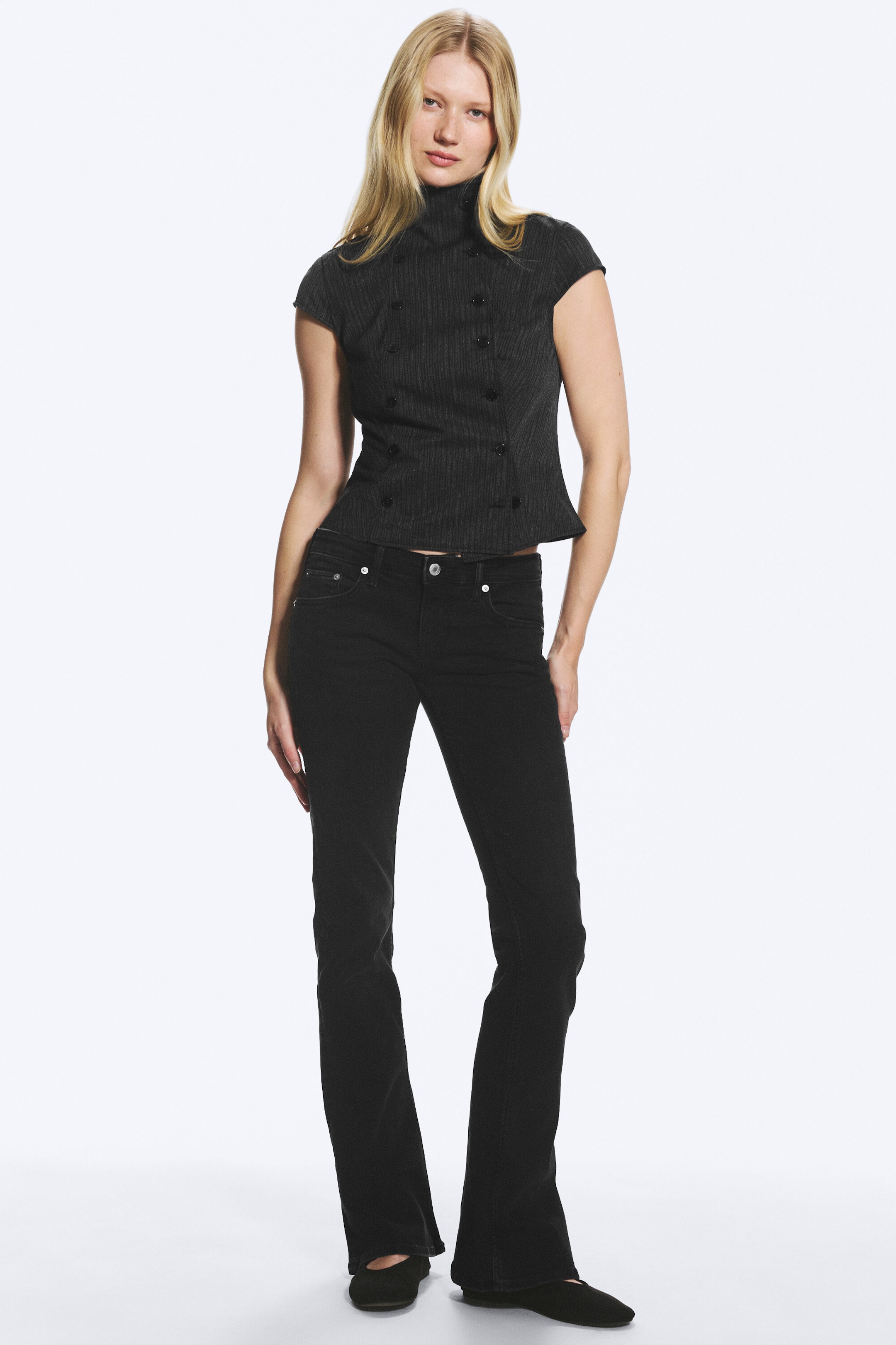 Rope Black – svart - AVA JEANS MED LAVT LIV, SMAL PASSFORM OG UTSVING - 1