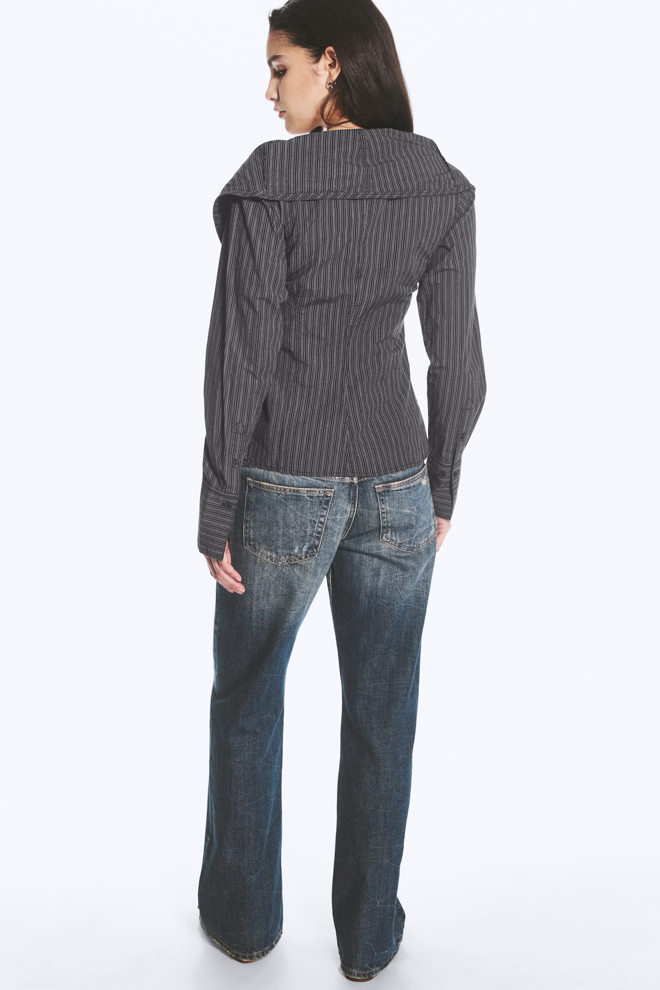 Dunkelgrau gestreift - Asymmetrisches Top mit Knöpfen und Stehkragen - 3