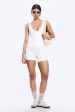 Weiß - Kurzes Sporttop mit tiefem Ausschnitt - 2