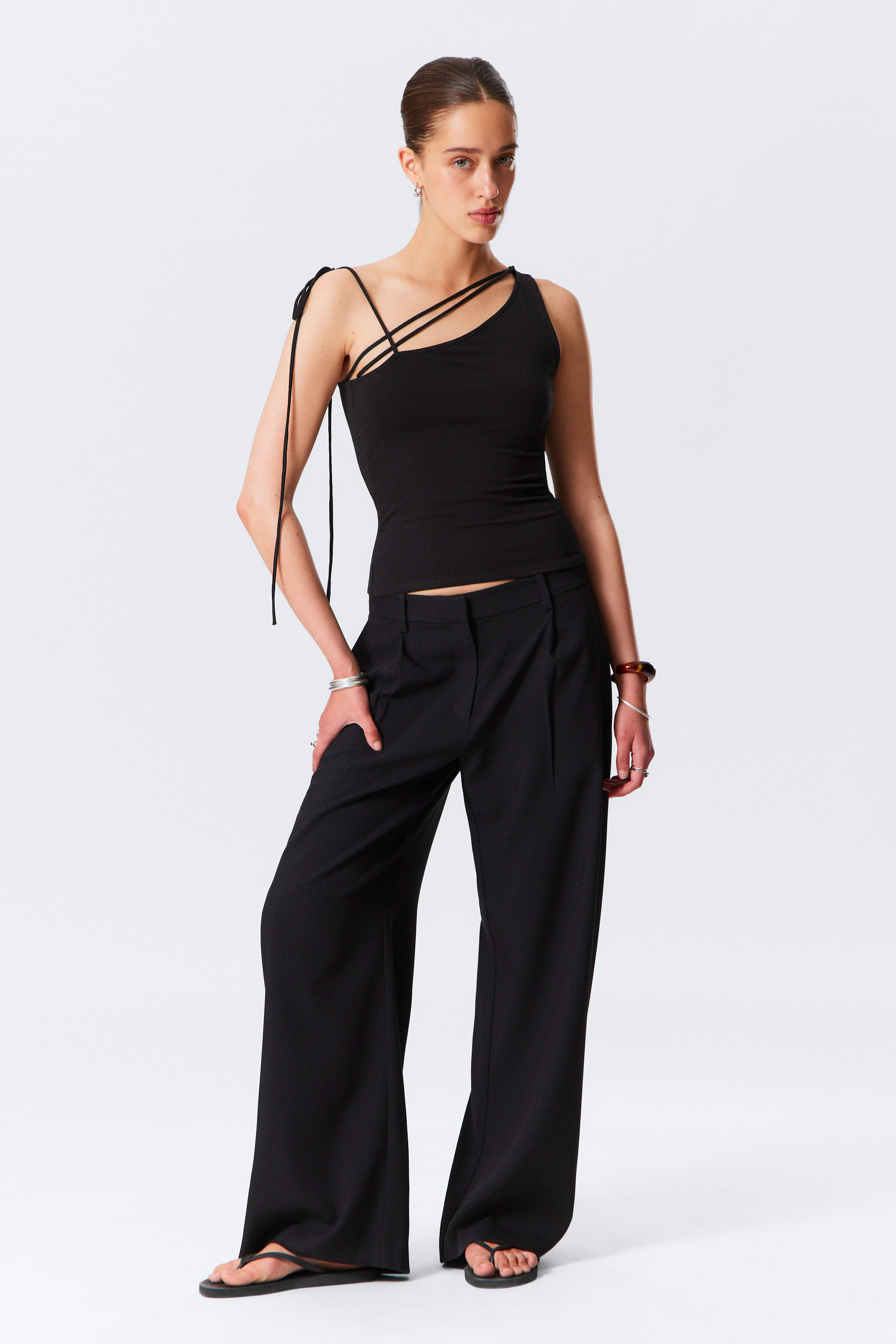 Schwarz - Schmal geschnittenes One-Shoulder-Tanktop - 2