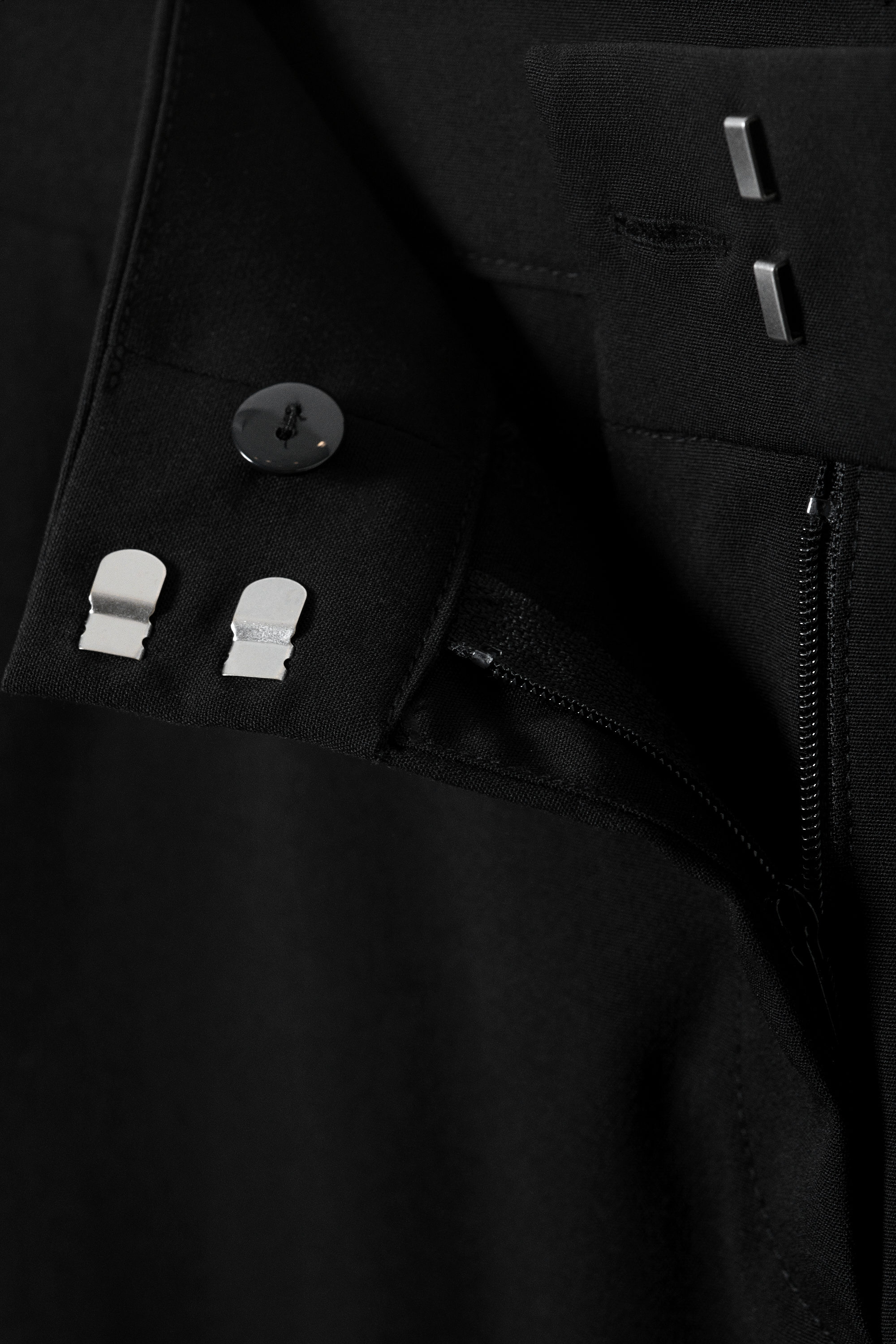 Black - Low-Rise Loose Cocoon Suiting Trousers - 3