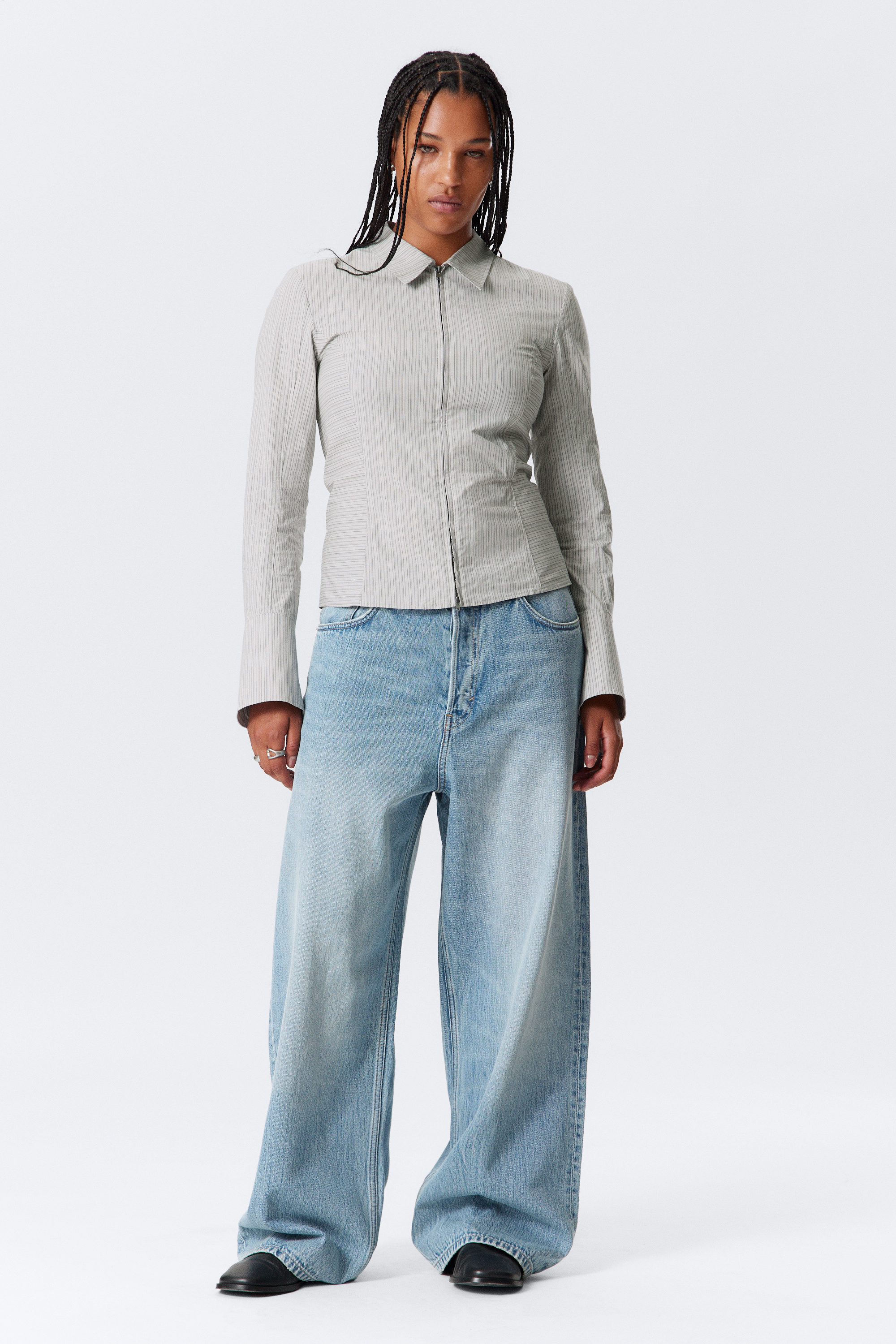 Hellgrau gestreift - Langärmeliges, tailliertes Hemd mit Reißverschluss - 2