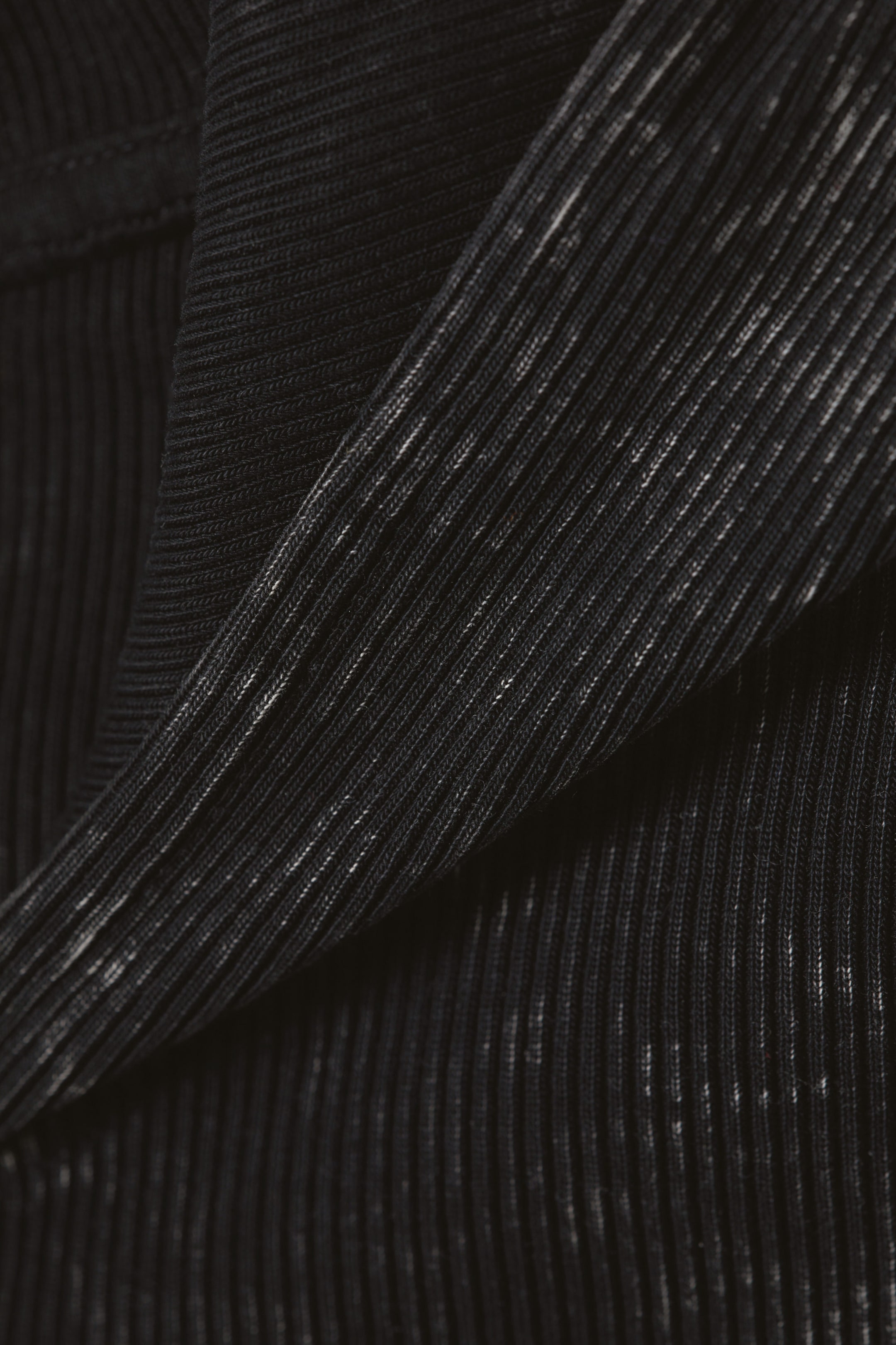 Schwarz gefärbt - Gefärbter, taillierter Kapuzenpullover mit Zipper - 1