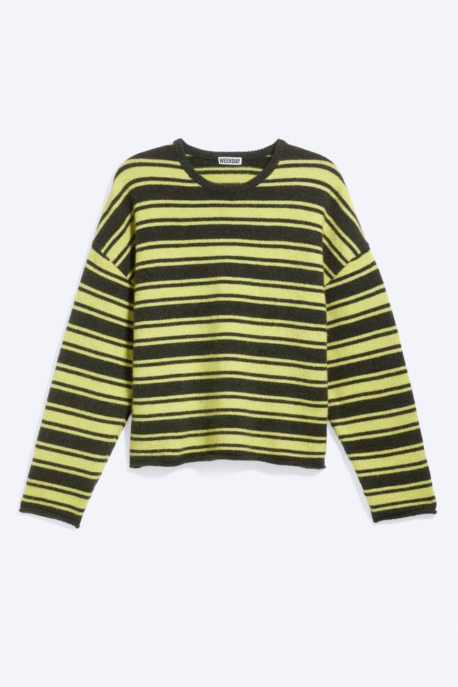 Se muestra desde el frente un jersey de punto de corte holgado y rectangular, con rayas horizontales en verde lima y gris oscuro. El jersey estÃ¡ diseÃ±ado con hombros caÃ­dos, mangas largas y un cuello redondo acanalado. - 1