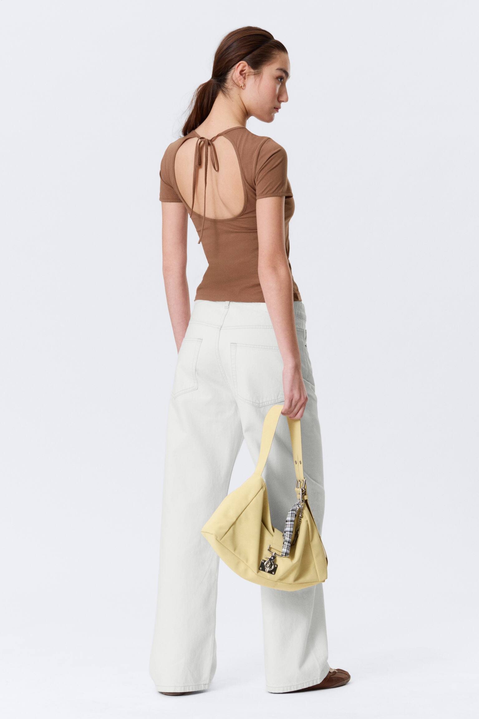 Přiléhavý top s krátkým rukávem a otevřenými zády - Hnědá/Béžová - Bílý lem - 1