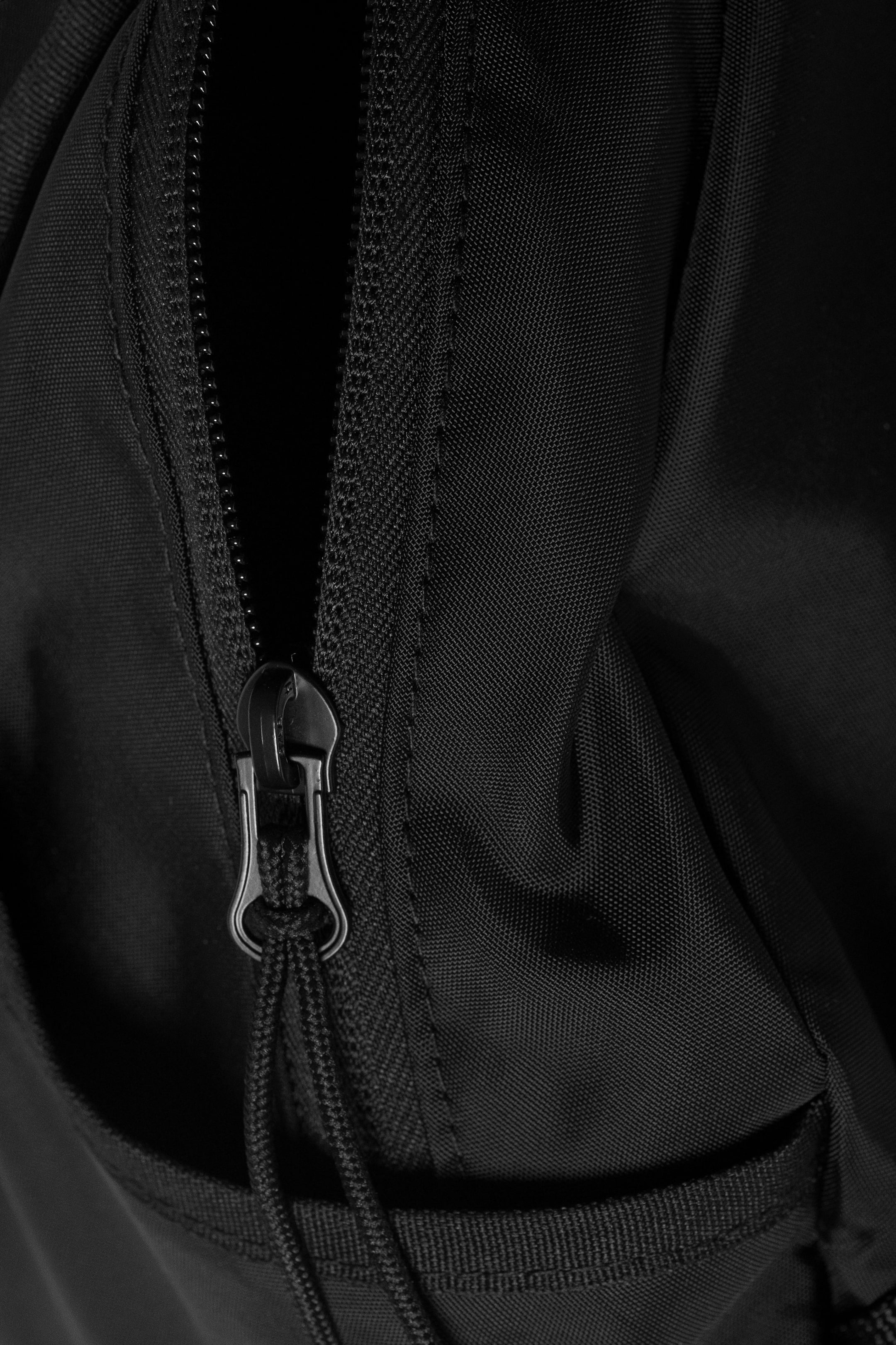 Schwarz - Crossbody Bag Demi mit Schnürung - 8