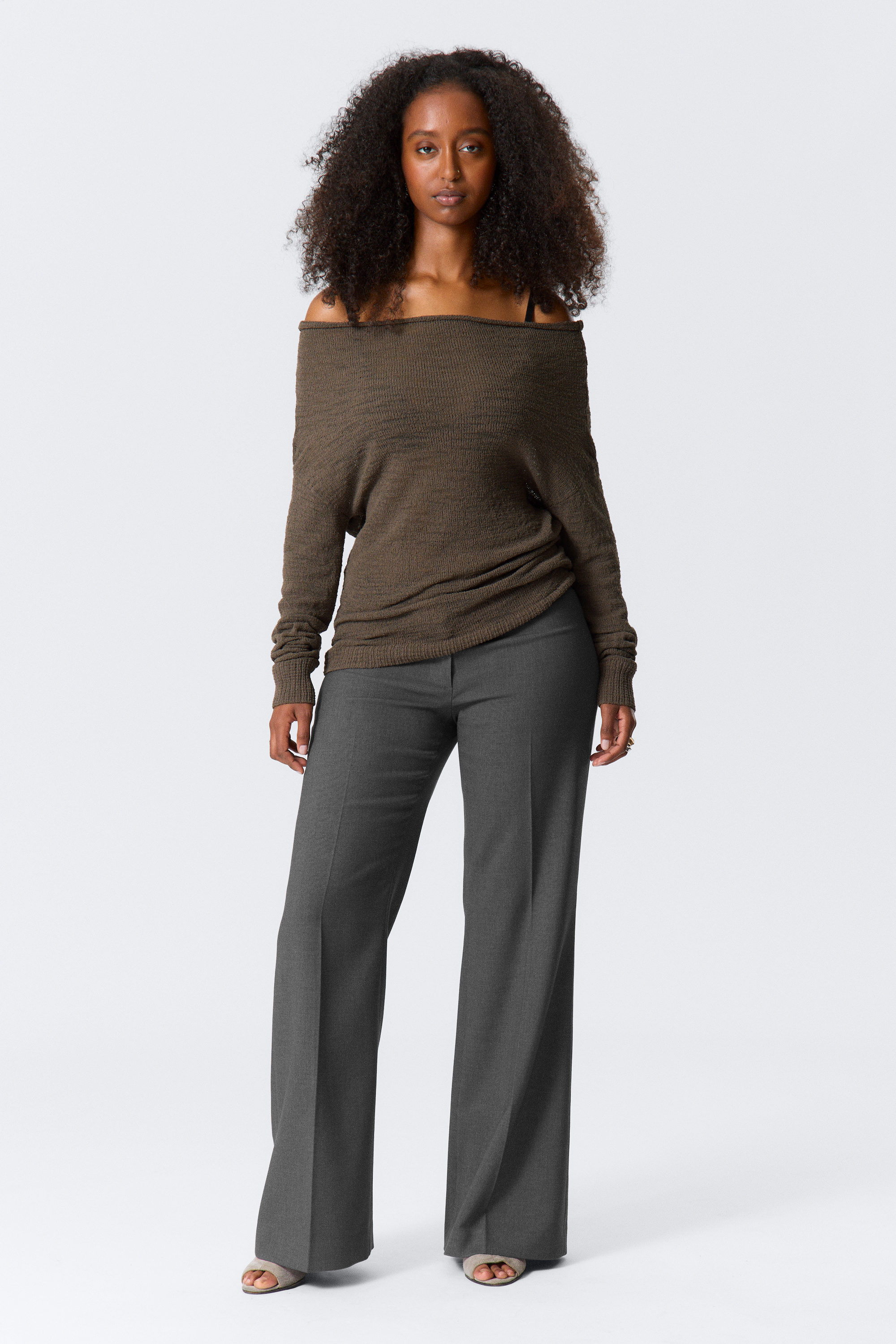 Dunkelbraun - Schulterfreier Strickpullover - 2