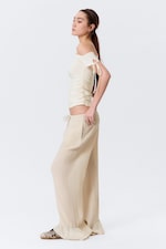 Helles Beige - Lockere Hose mit mittlerer Bundhöhe und Volants - 2