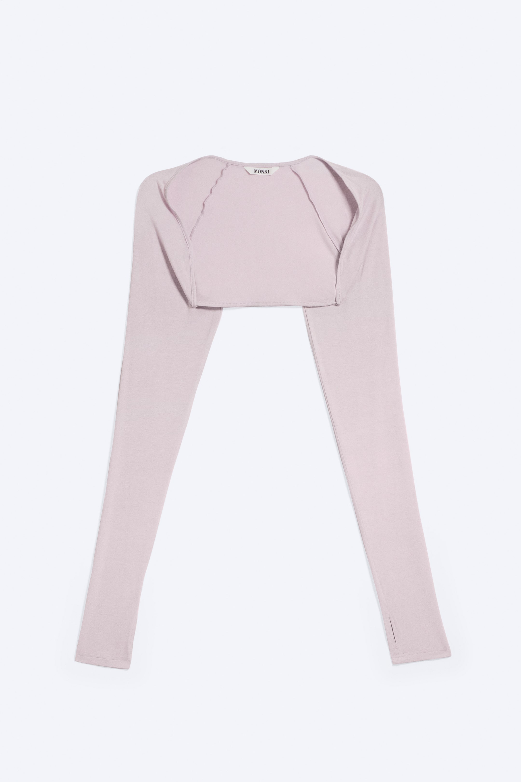 Grotere afbeelding bekijken: Een lichtpaarse jersey bolero is van voren afgebeeld, met een verkorte achterkant, een open voorkant en lange, slanke mouwen met duimgaten aan de manchetten.