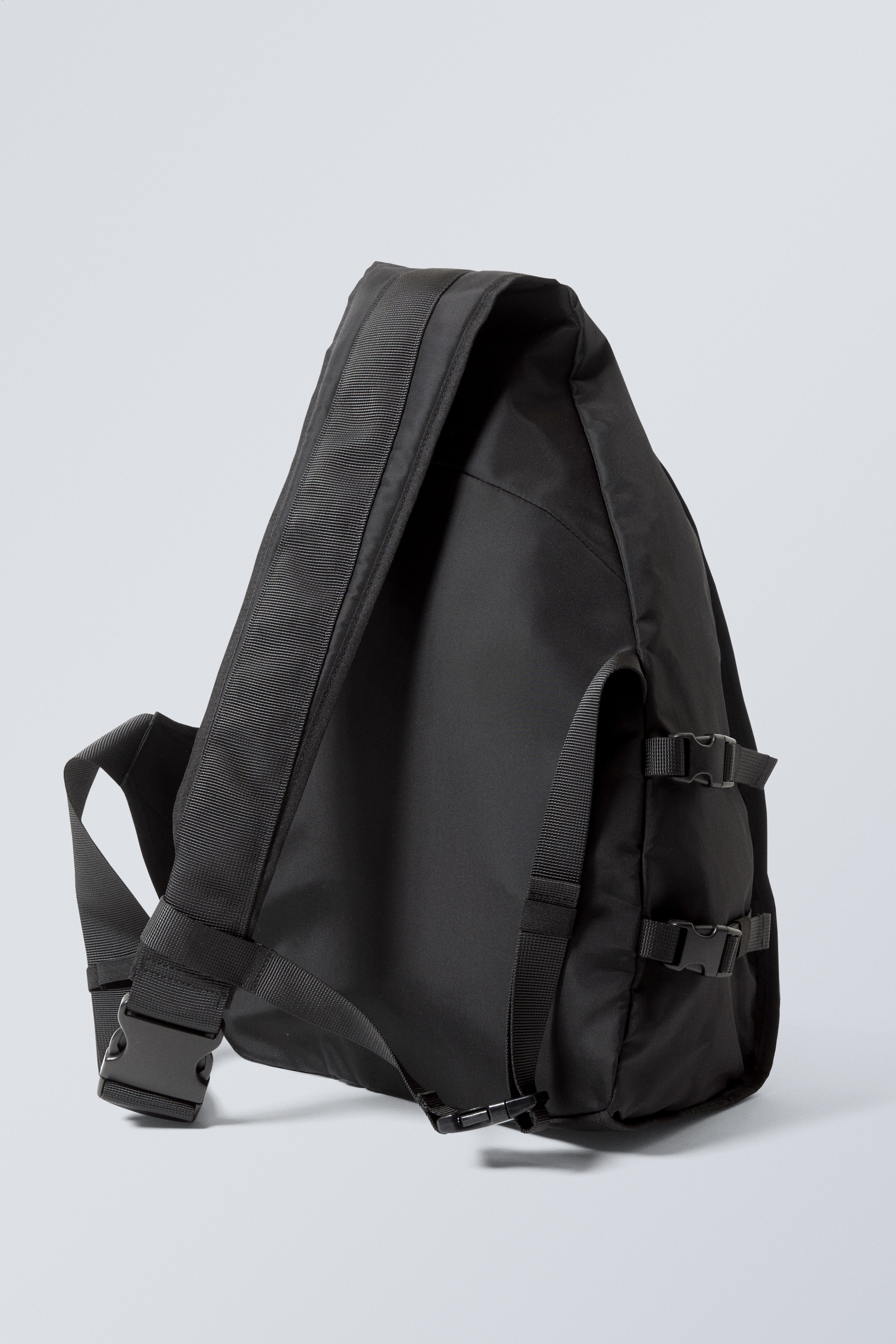 Se større billede: Stor crossbody-rygsæk i nylon - Sort - HERRE | H&M DK 2