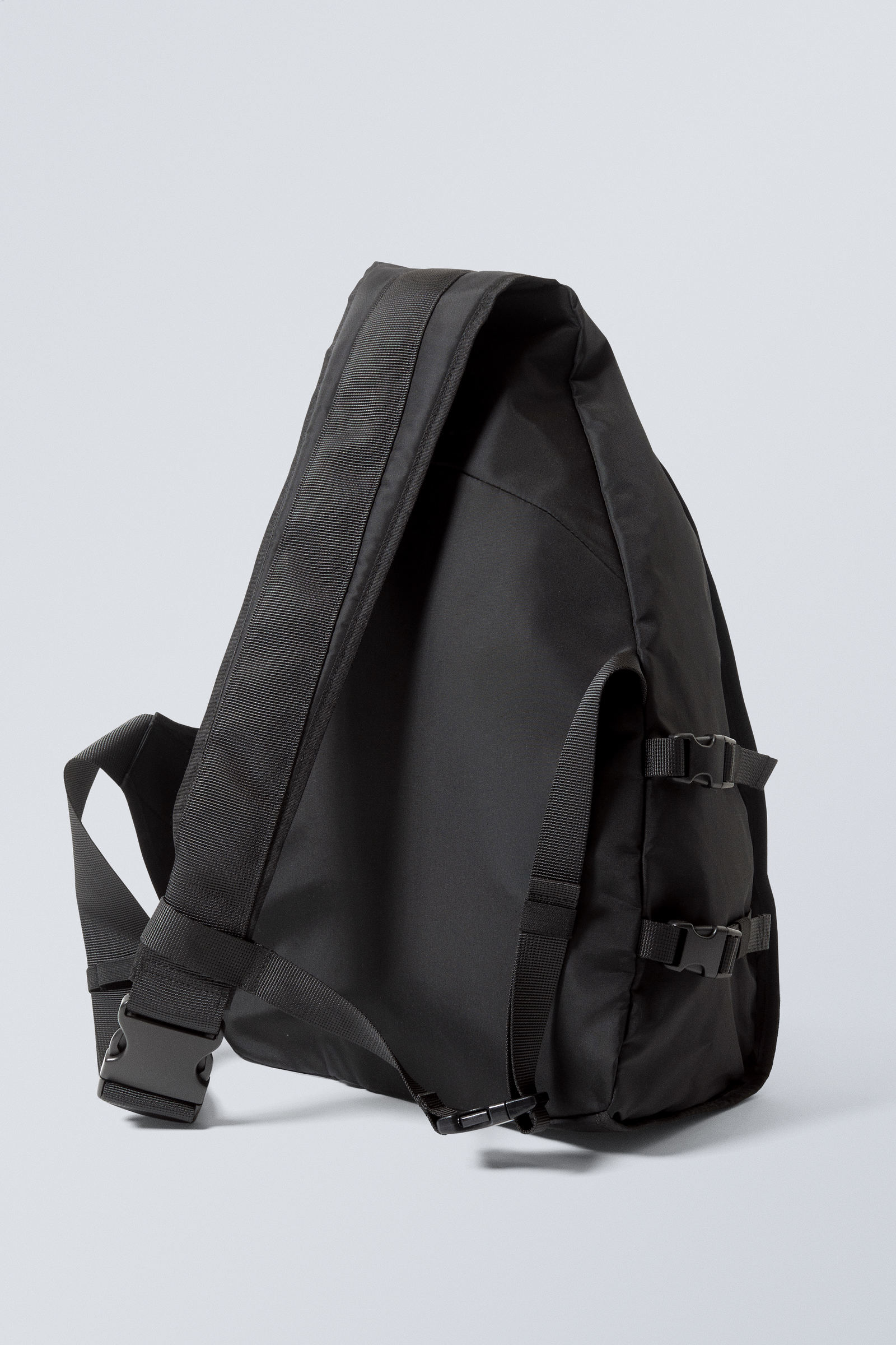 メケアリサ WeekdayBag ブラック large nylon crossbody backpack - Black | Weekday EU