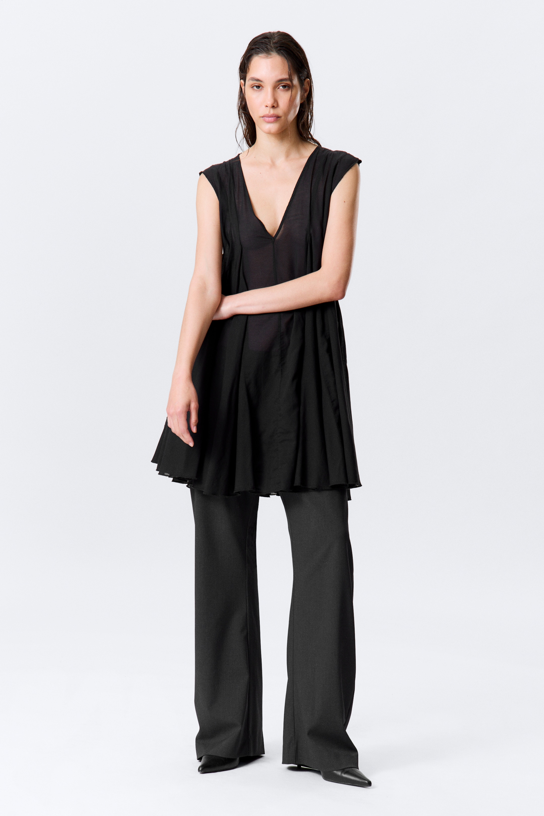 Größeres Bild ansehen: Fließendes Minikleid mit V-Ausschnitt - Schwarz - Ladies | H&M DE 1