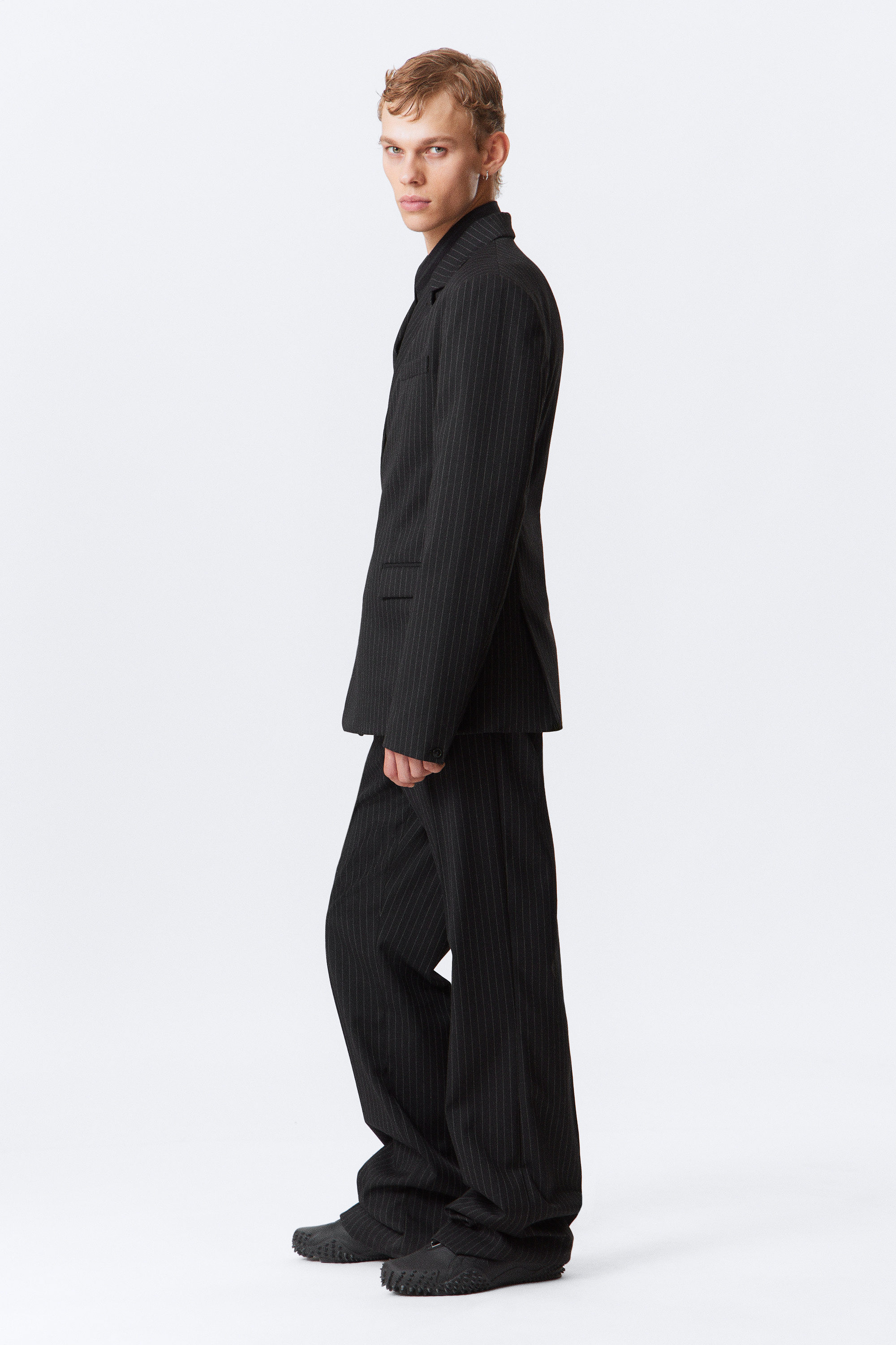 Schwarz - Nadelstreifen - Doppelreihiger Blazer mit körpernaher Passform - 3