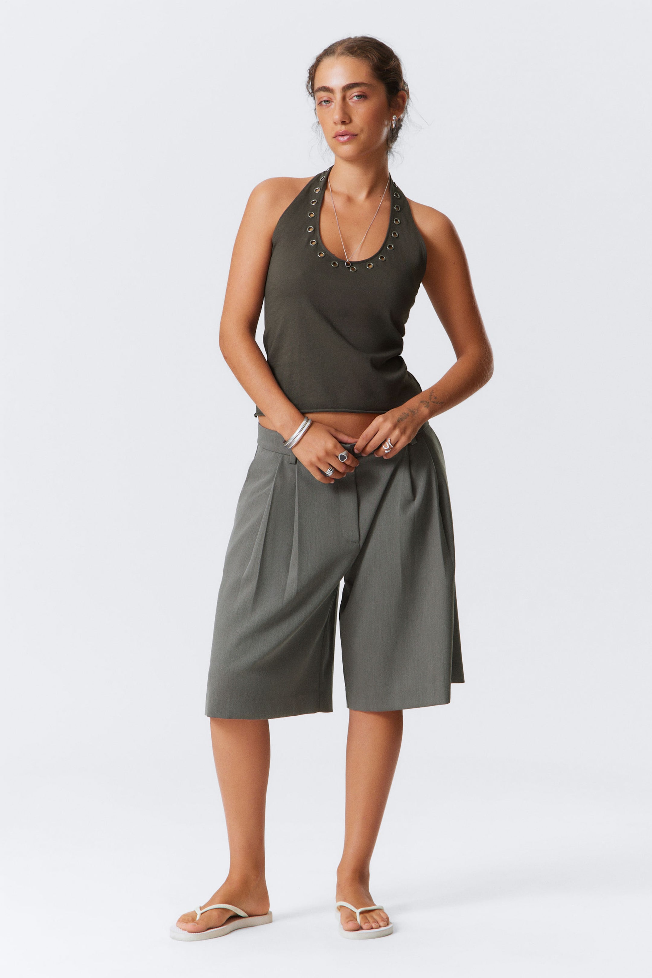 Dunkelgrau meliert - Weite, plissierte Shorts aus Anzugstoff - 1