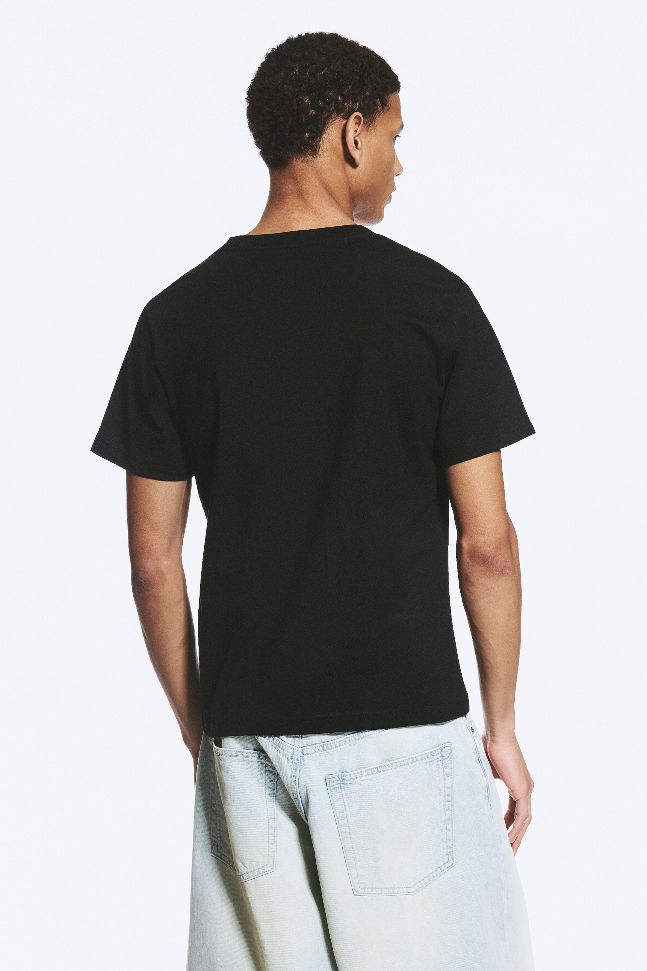Schwarz - Klassisches T-Shirt mit boxy Fit - 2