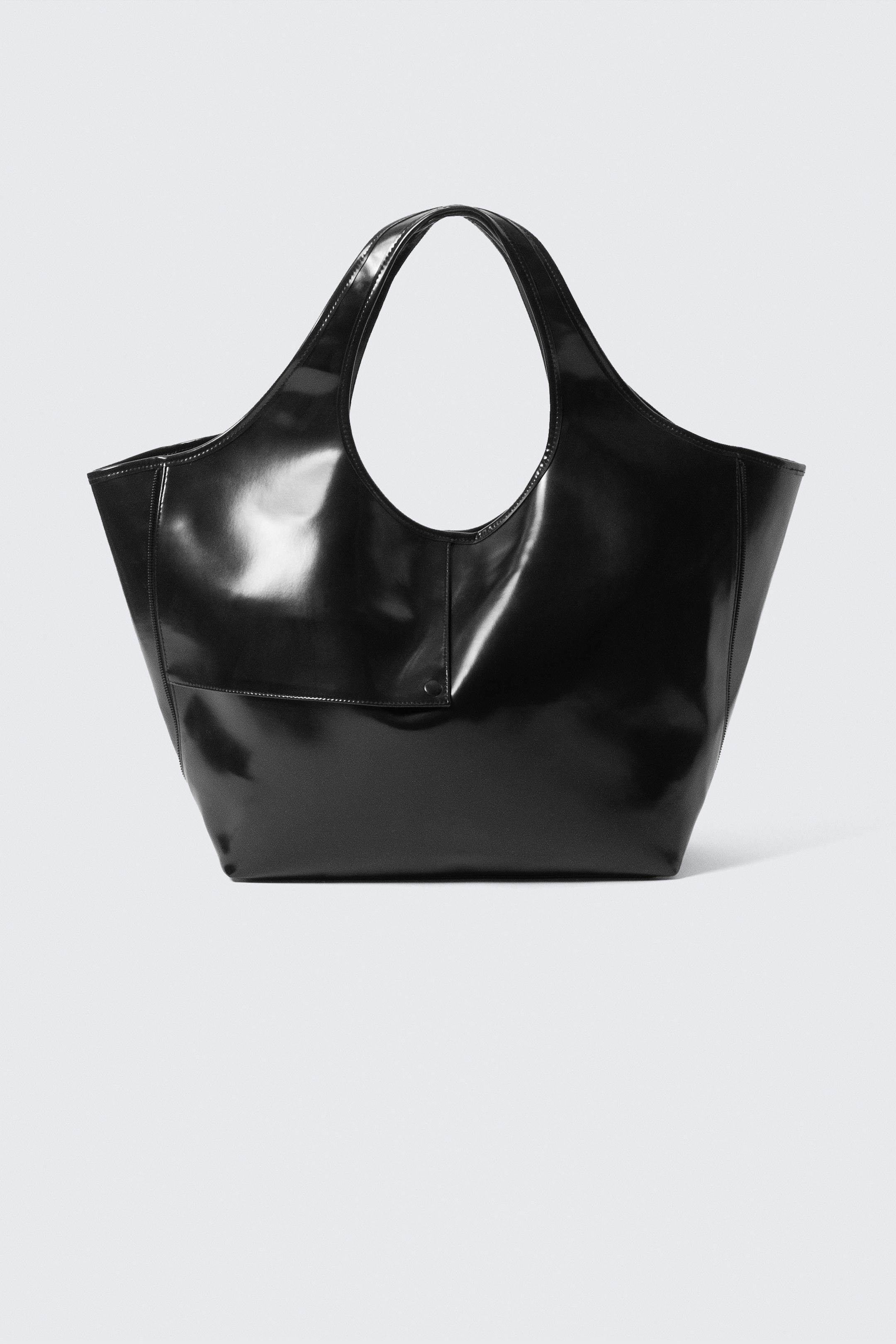Svart - Stor glansig tote i skinnimitation - 2