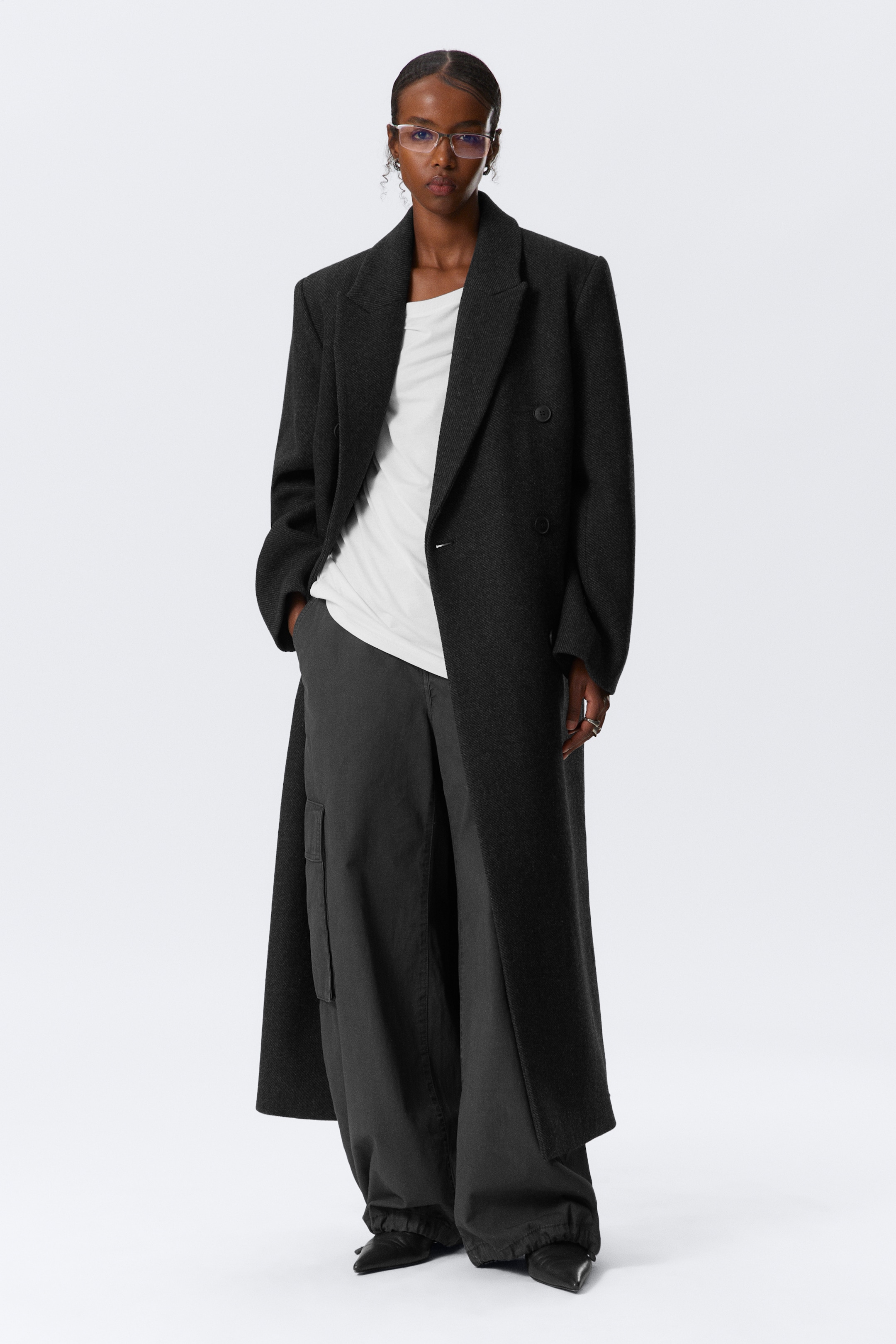 Zobrazit větší obrázek: Oversized Double-Breasted Wool-Blend Coat - Tmavě šedá - ŽENY | H&M CZ 1