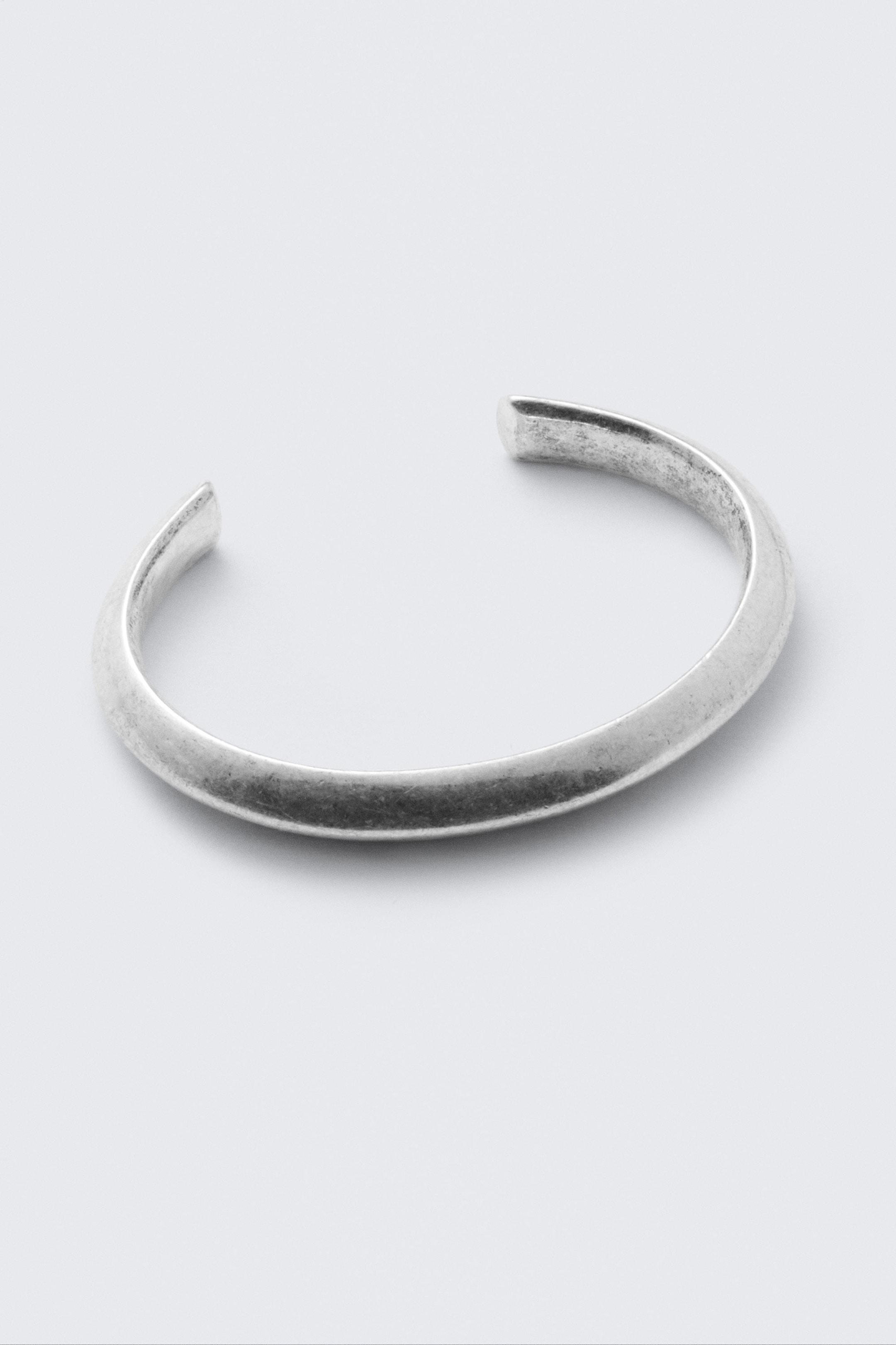 Oxiderad silver - Öppet metallarmband