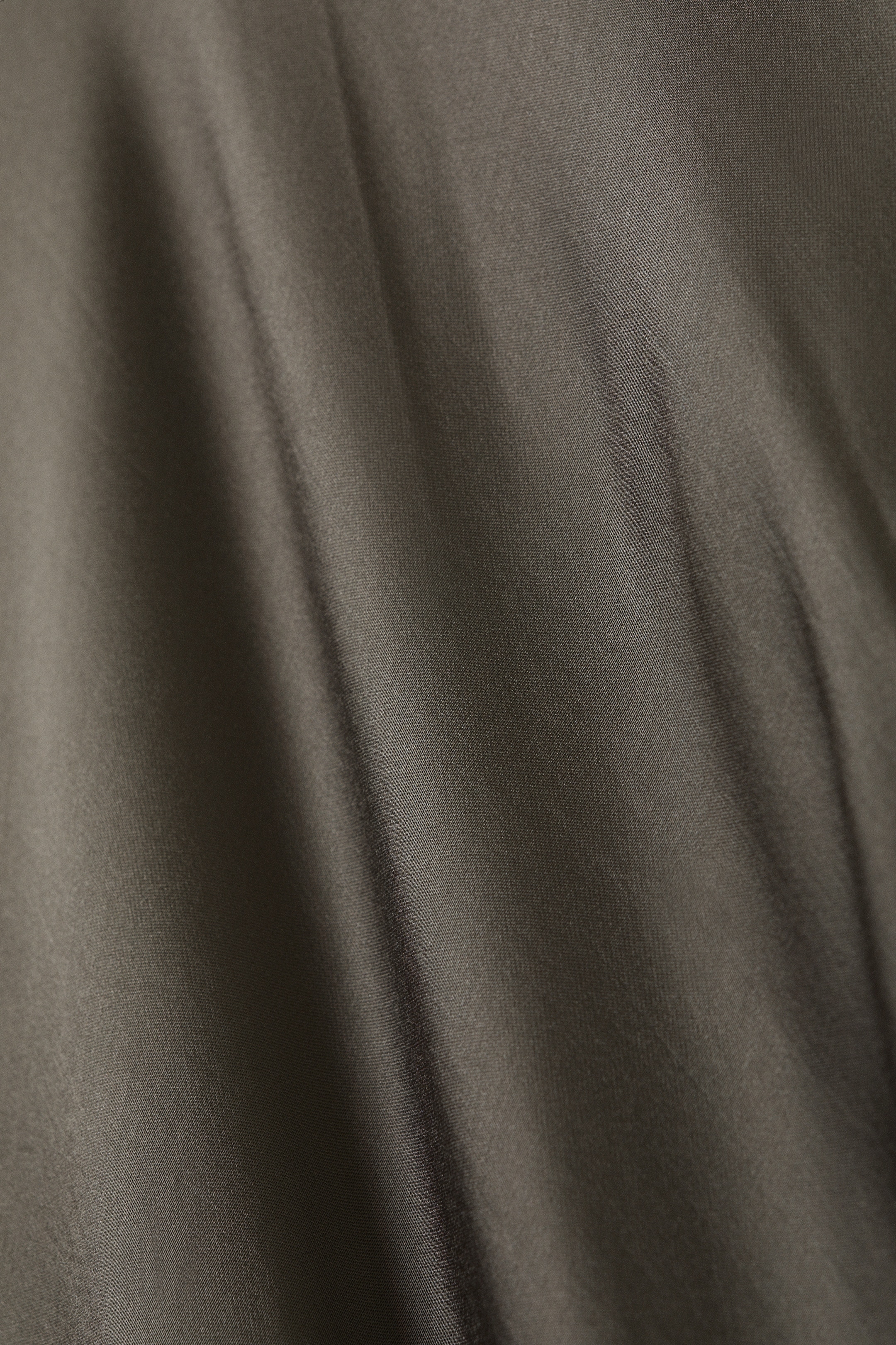 Visualizza immagine più grande: Maxi gonna in raso tagliata in sbieco, vita bassa - Grigio taupe scuro - DONNA | H&M IT 2