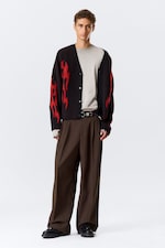 Schwarz - Rote Flammen - Boxy Strick-Cardigan mit Grafikprint - 1