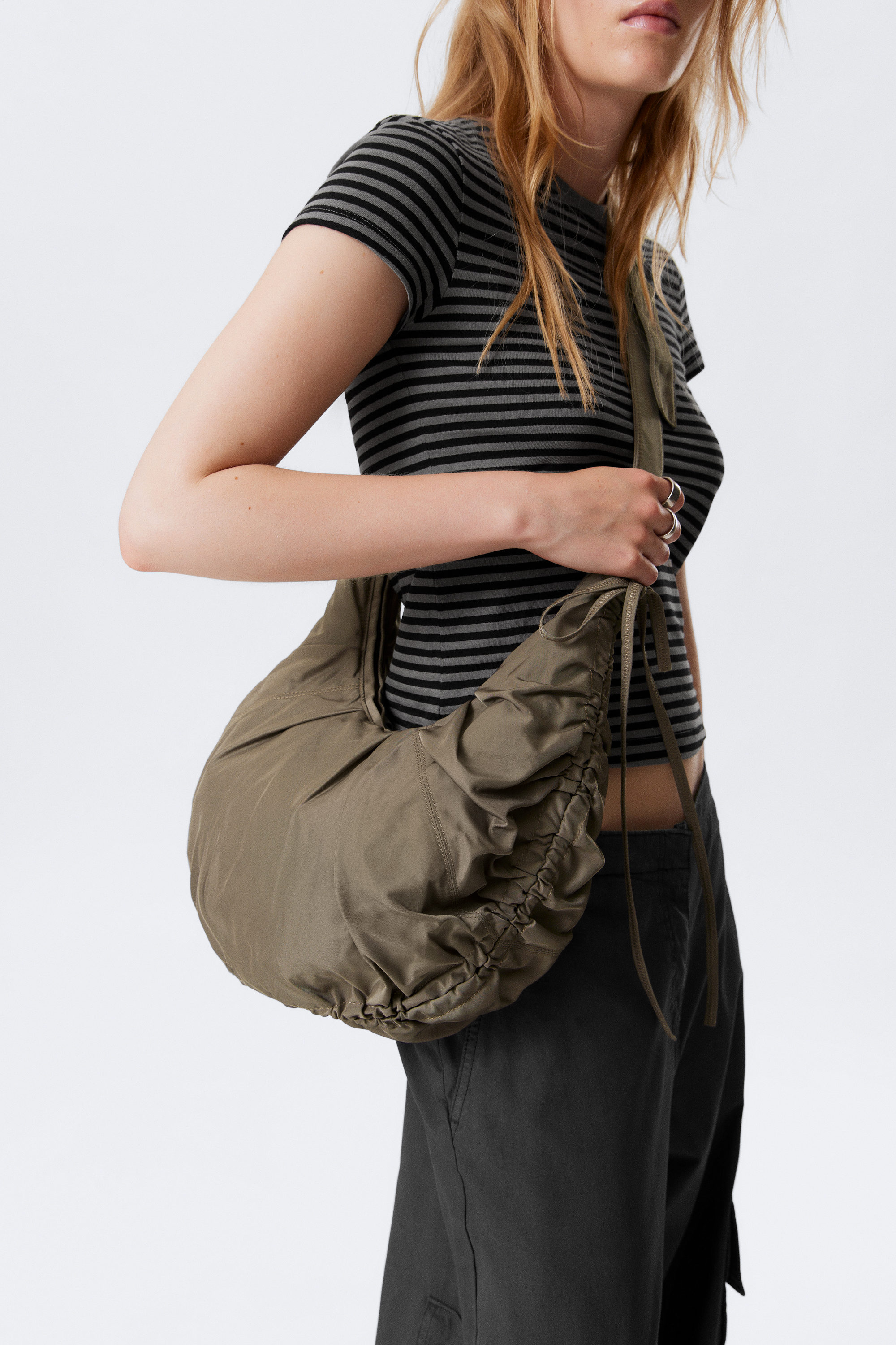 Dark Beige - Rynkad crossbody-väska - 1