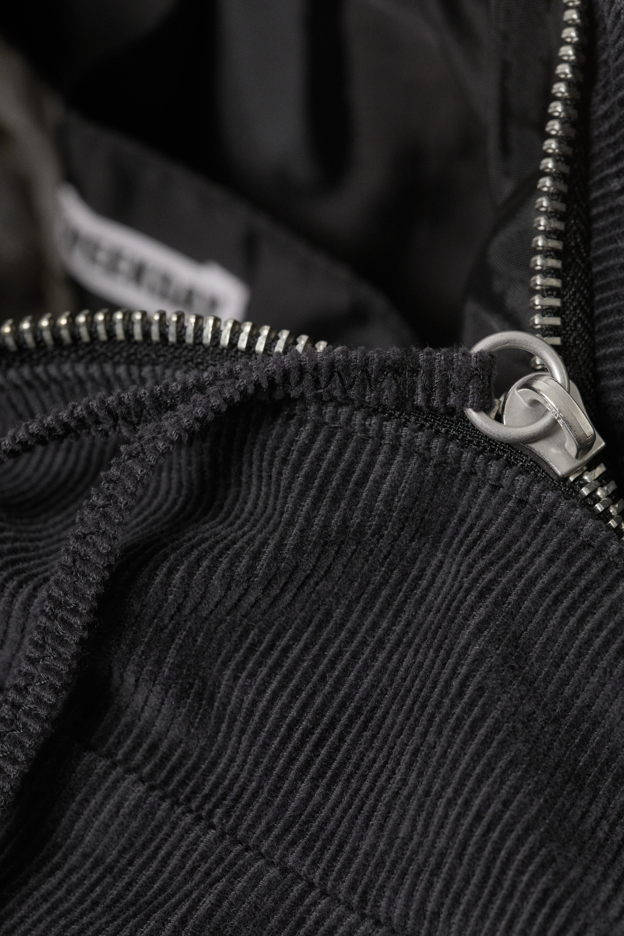 Schwarz - Rechteckige Schultertasche aus Cord - 3