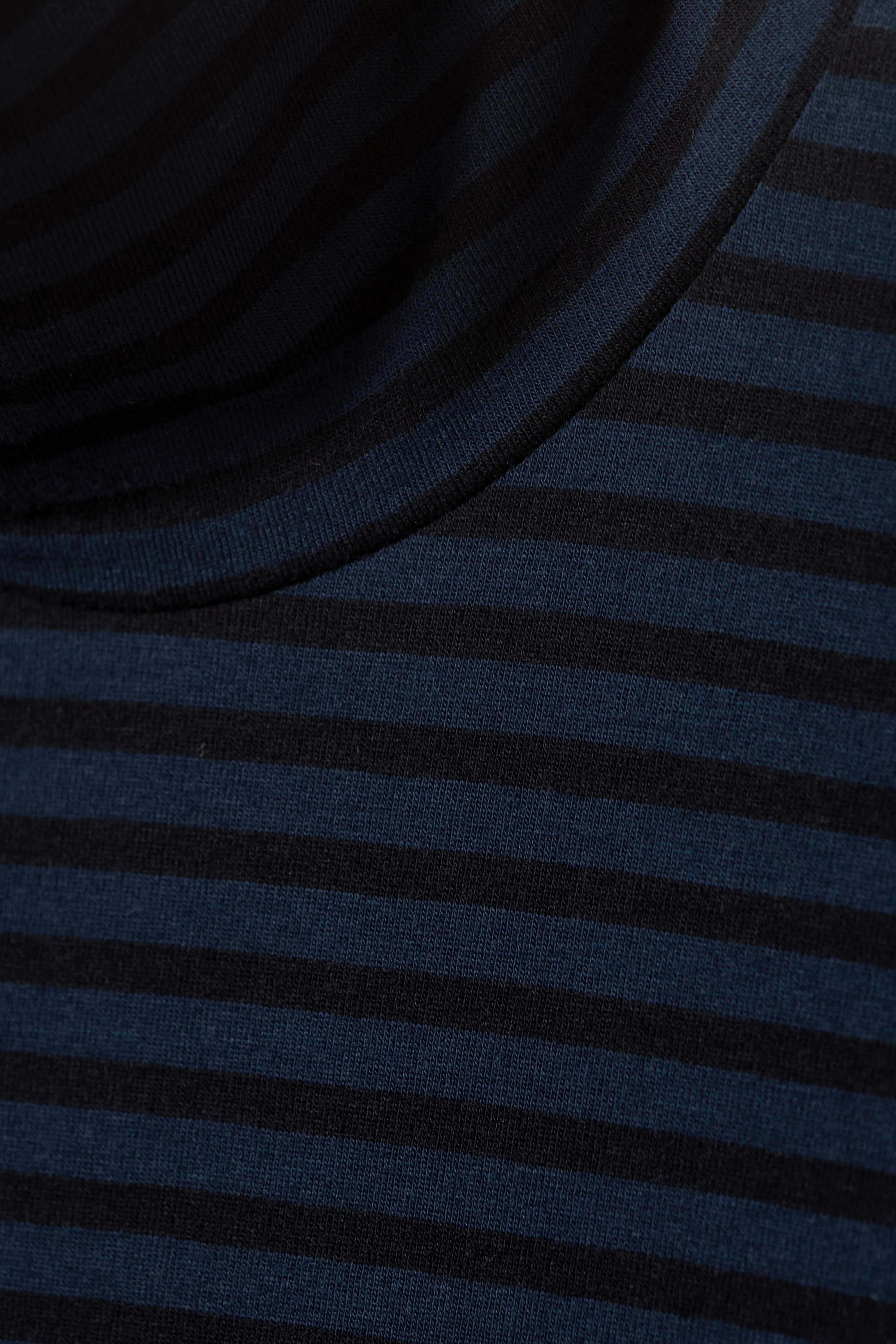 Dunkelblau gestreift - Figurbetontes, gestreiftes Rollkragenoberteil - 4