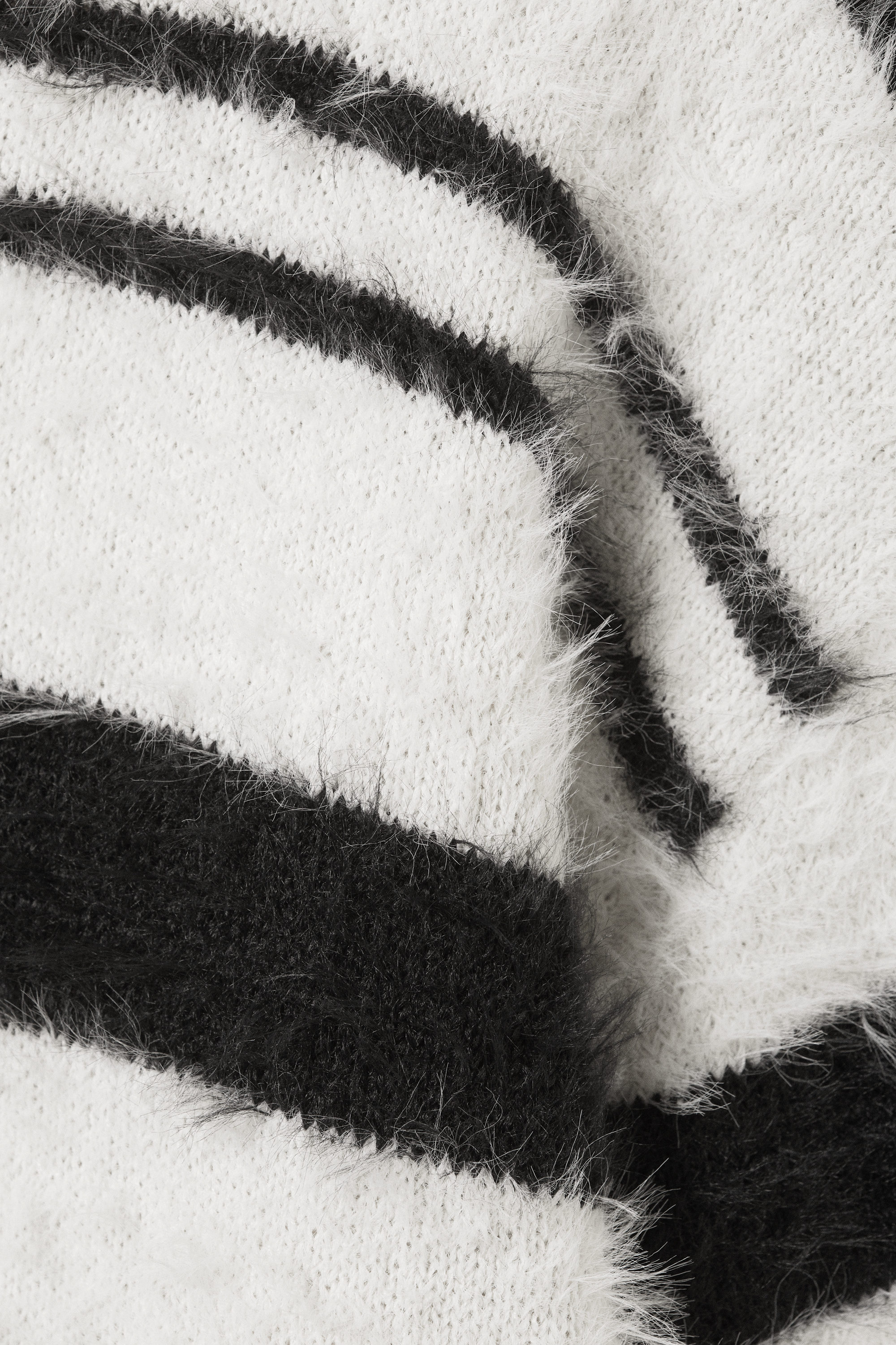 Schwarz & weiß gestreift - Gestreifter Strickpullover mit relaxtem Fit - 5