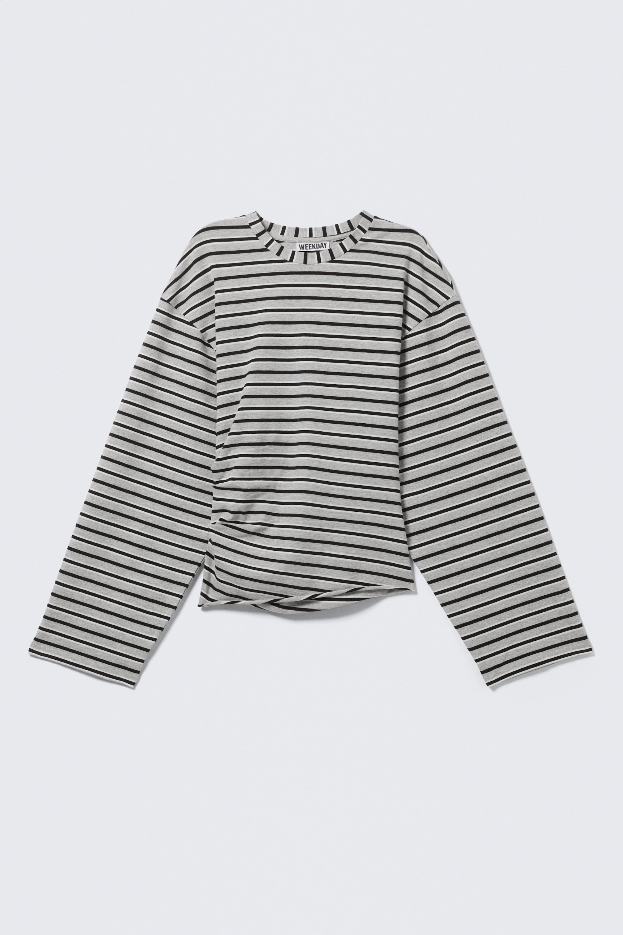 Grotere afbeelding bekijken: Dit T-shirt met lange mouwen, gemaakt van rekbare katoenen jersey en aan de voorkant getoond, heeft grijze en zwarte horizontale strepen. Het is ontworpen met een ronde halslijn, licht verlaagde schouders, geplooide details aan de zijnaad die subtiele drapering creëren, en een rechte zoom.
