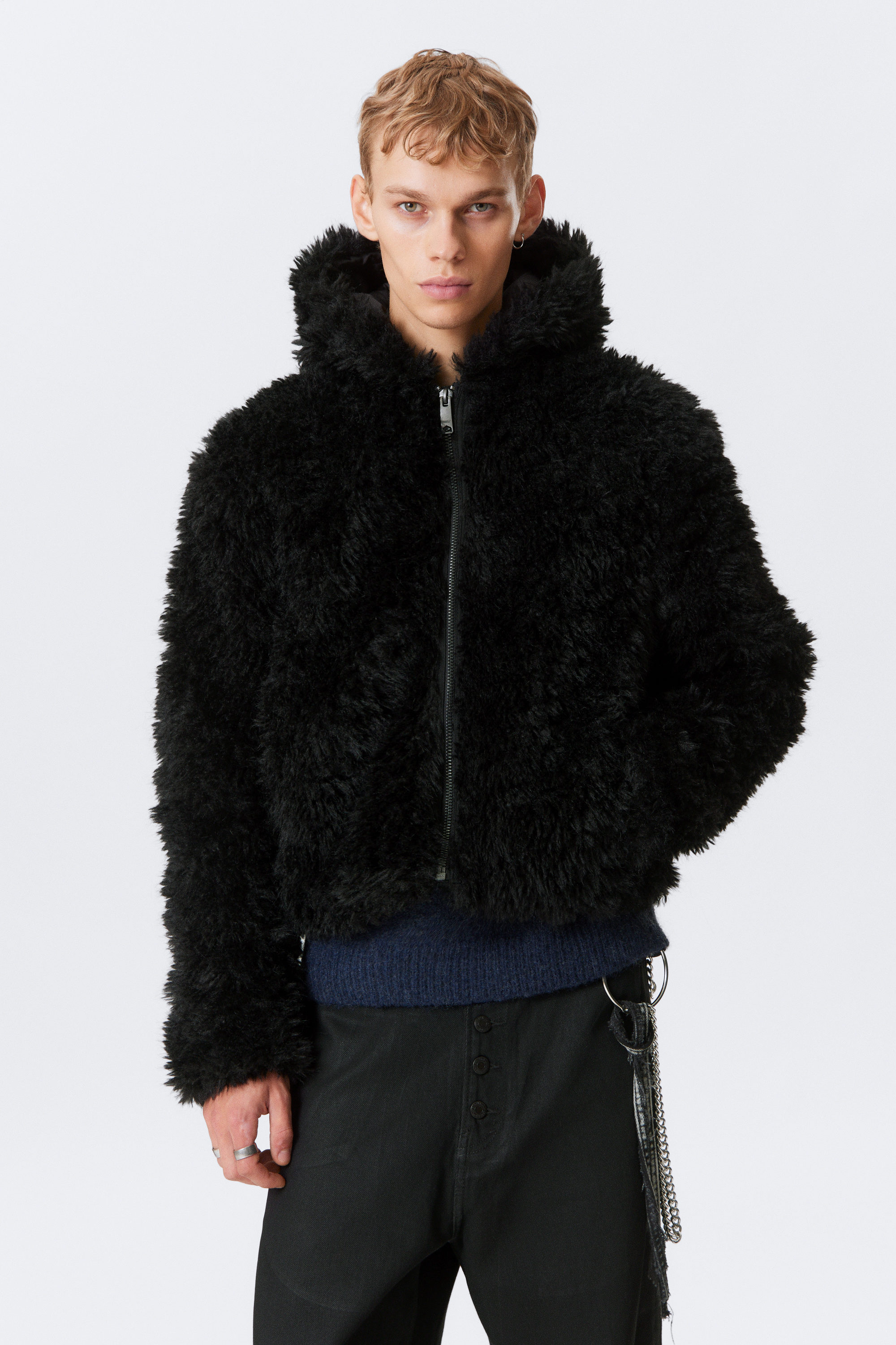 Schwarz - Verkürzte Kapuzenjacke aus Kunstfell - 1