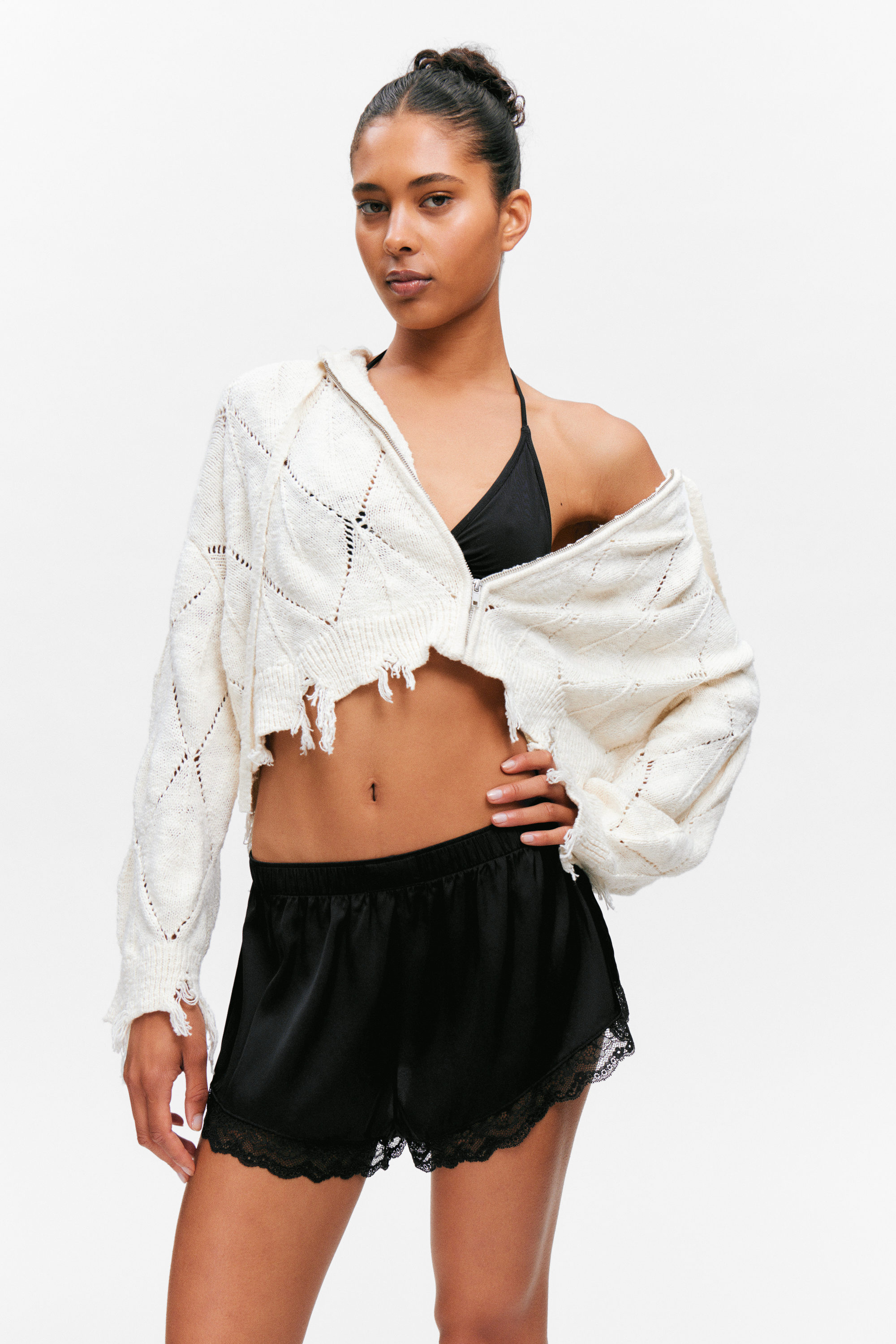 #333538 - Minishorts i satin med spets - 2
