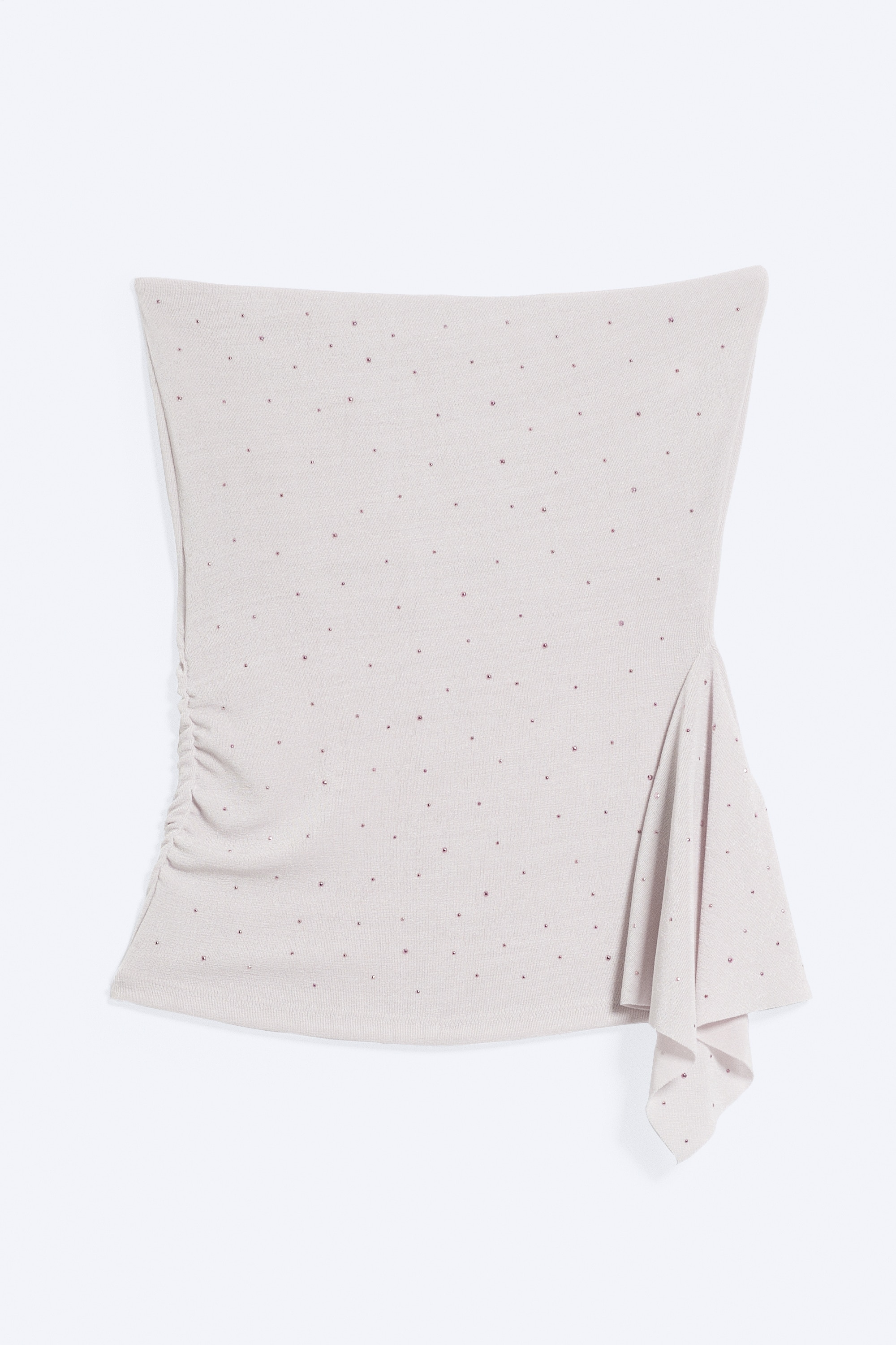 En lyserÃ¸d tube-top i slim fit med gennemgÃ¥ende nitte-detaljer, rynkning i siden og et asymmetrisk flÃ¦sepanel bÃ¦res af modellen. Toppen er stylet og kombineret med lavtaljede jeans i mÃ¸rk vask.