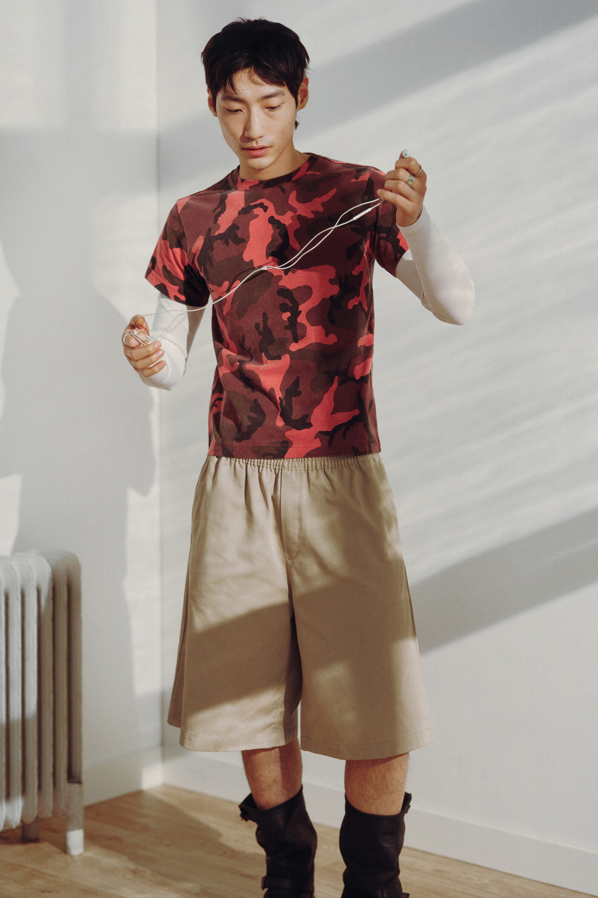 loose fit mid rise chino shorts - Beige | Weekday WW